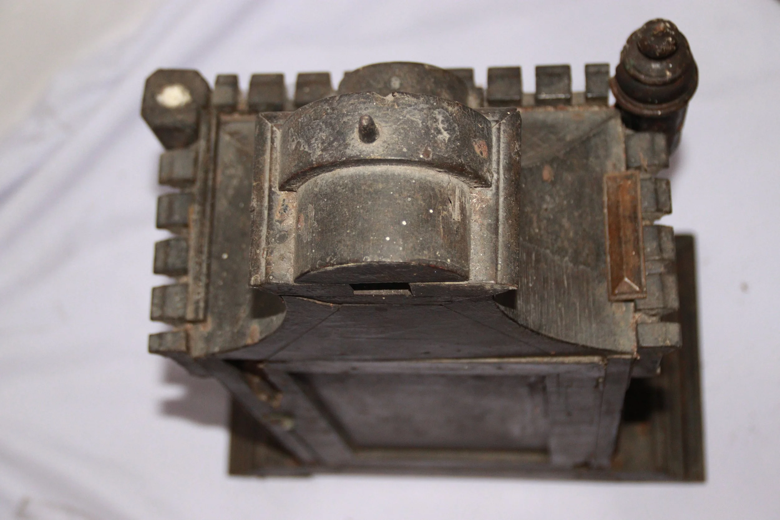 archive number: r-5-005
object reference: 
Antique Clock
origin: -
date: -
notes: This antique clock represents the character of Bung Hatta, who was a strict timekeeper. When the people of Banda saw Bung Hatta, they could tell the exact time based on