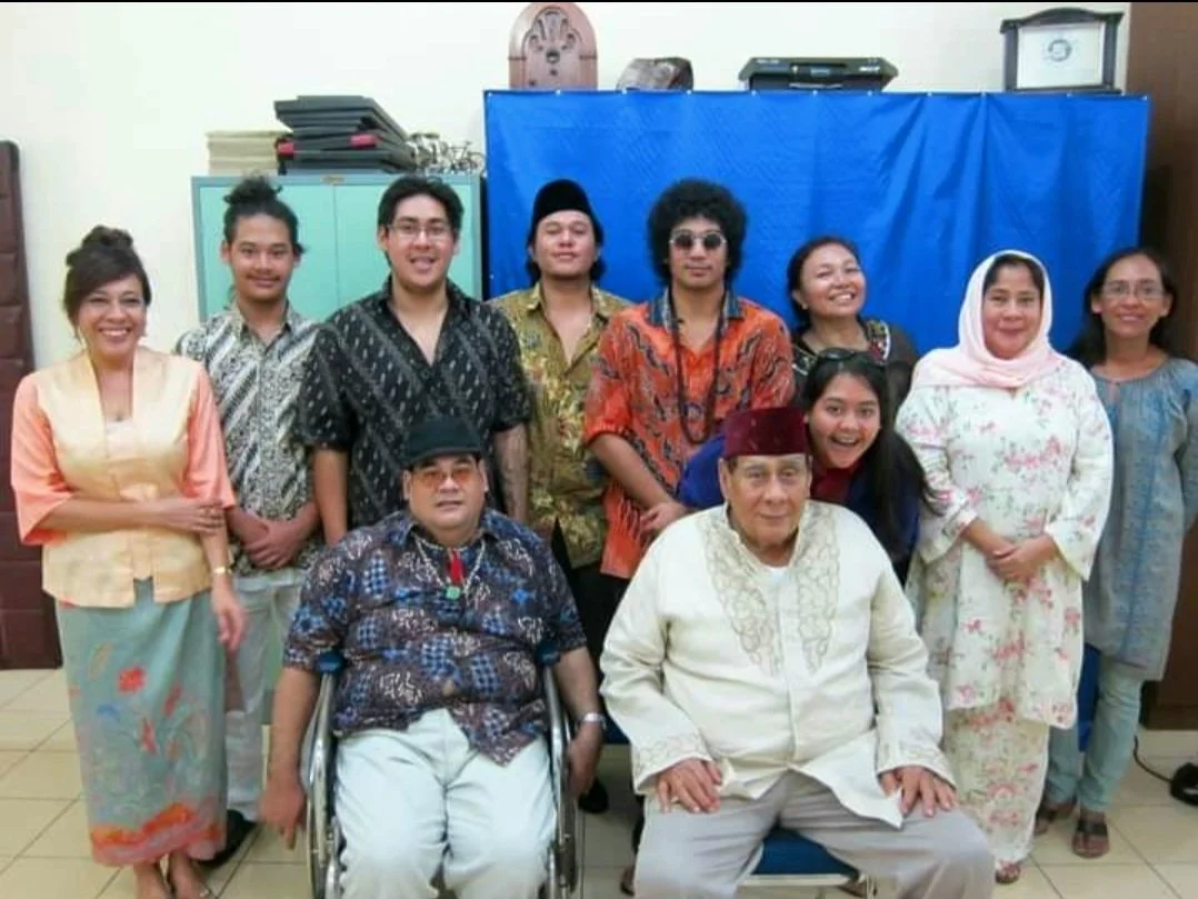 archive number: r-4-013
object reference: 
Alwi Family Portrait
origin: Banda
date: -
notes: Des Alwi with his children and grandchildren