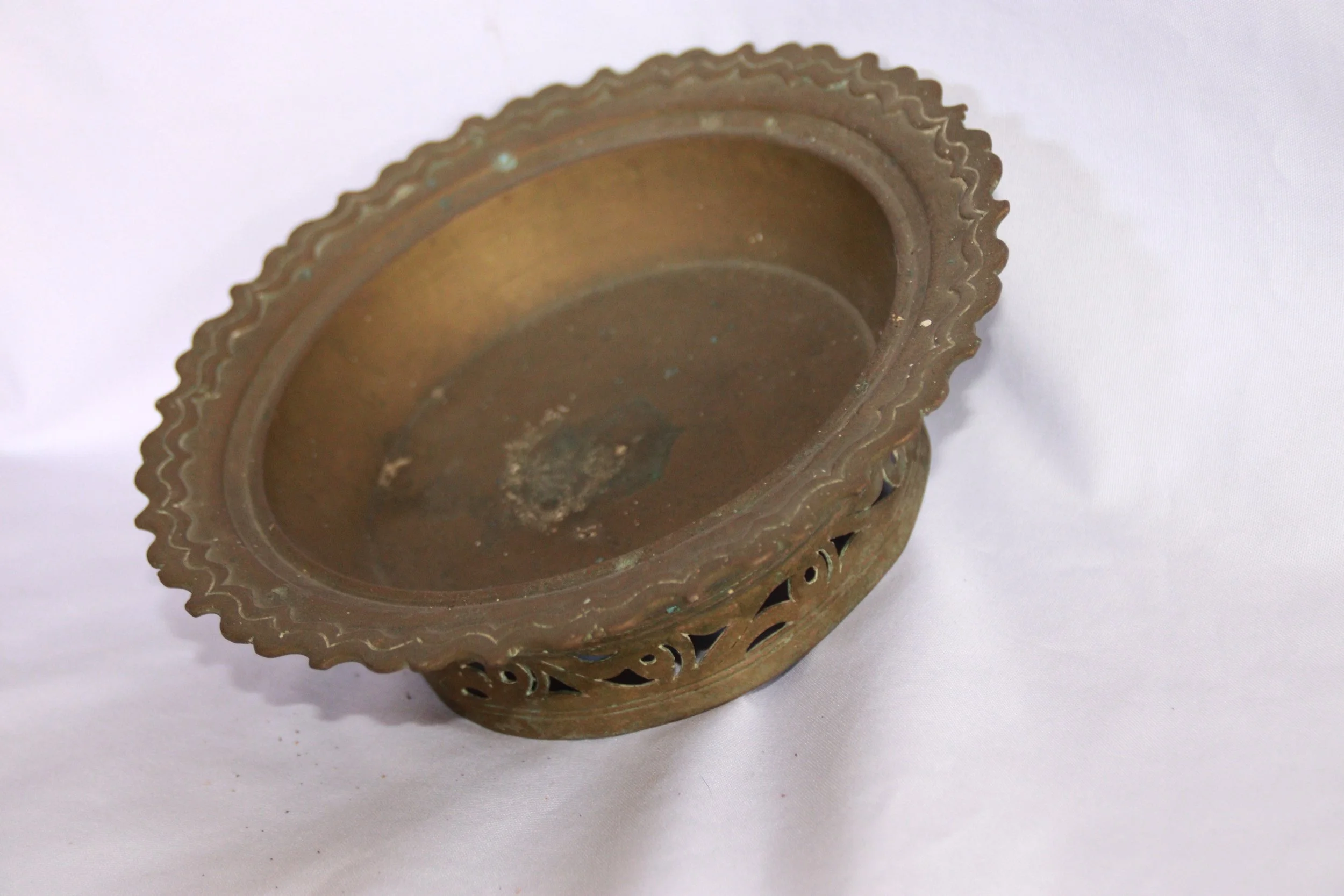 archive number: r-6-015
object reference: 
'Tempat Sirih' Offering Tools
origin: Banda
date: -
notes: Bandanese rituals often involve the presentation of symbolic offerings in a range of items. Many rituals now use woven baskets from leaves, but this