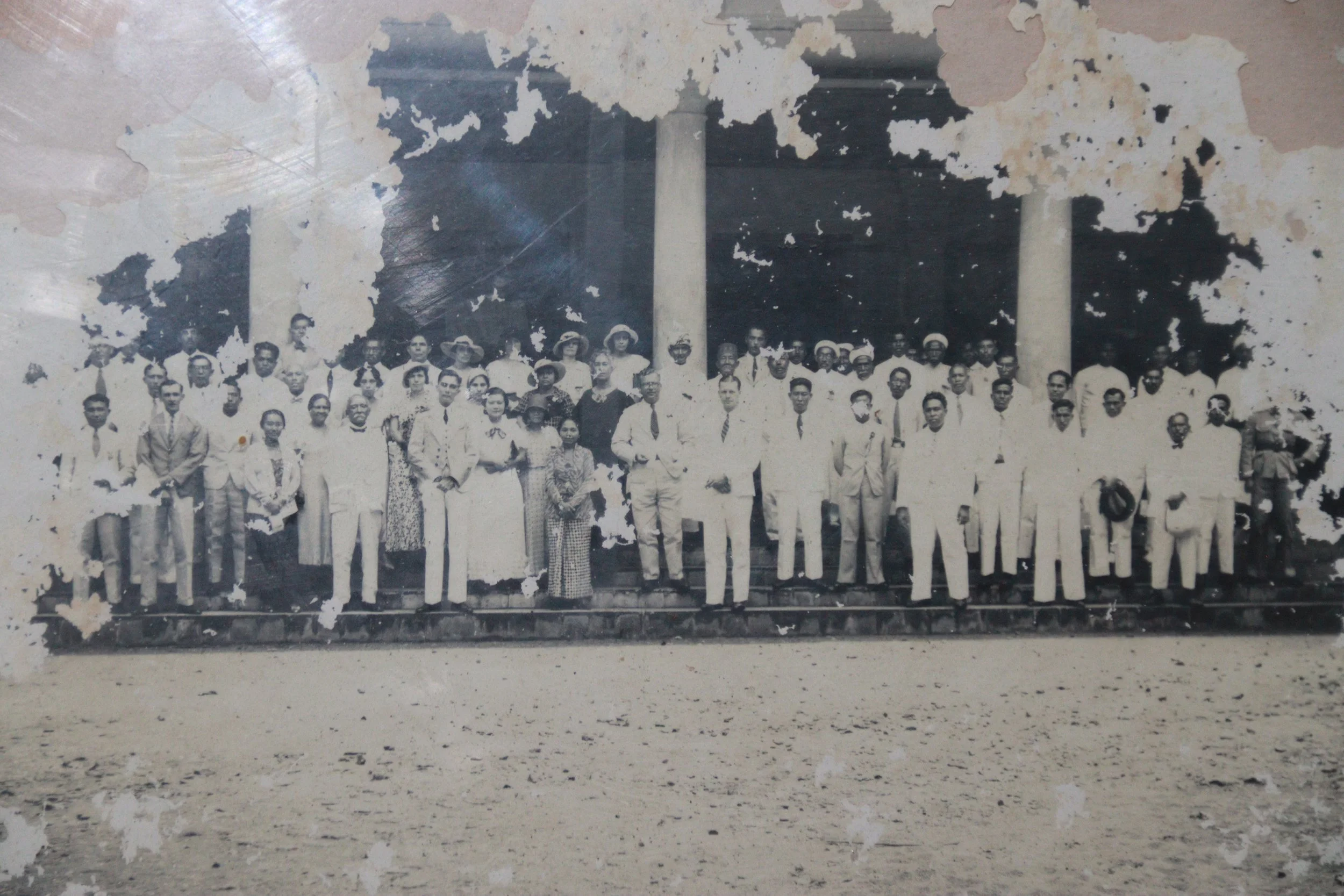archive number: r-3-015
object reference: 
Dender's Perk Portrait
origin: Banda
date: -
notes: A portrait of the Dender perkenier family and some of their slaves, presumably at their plantation estate.