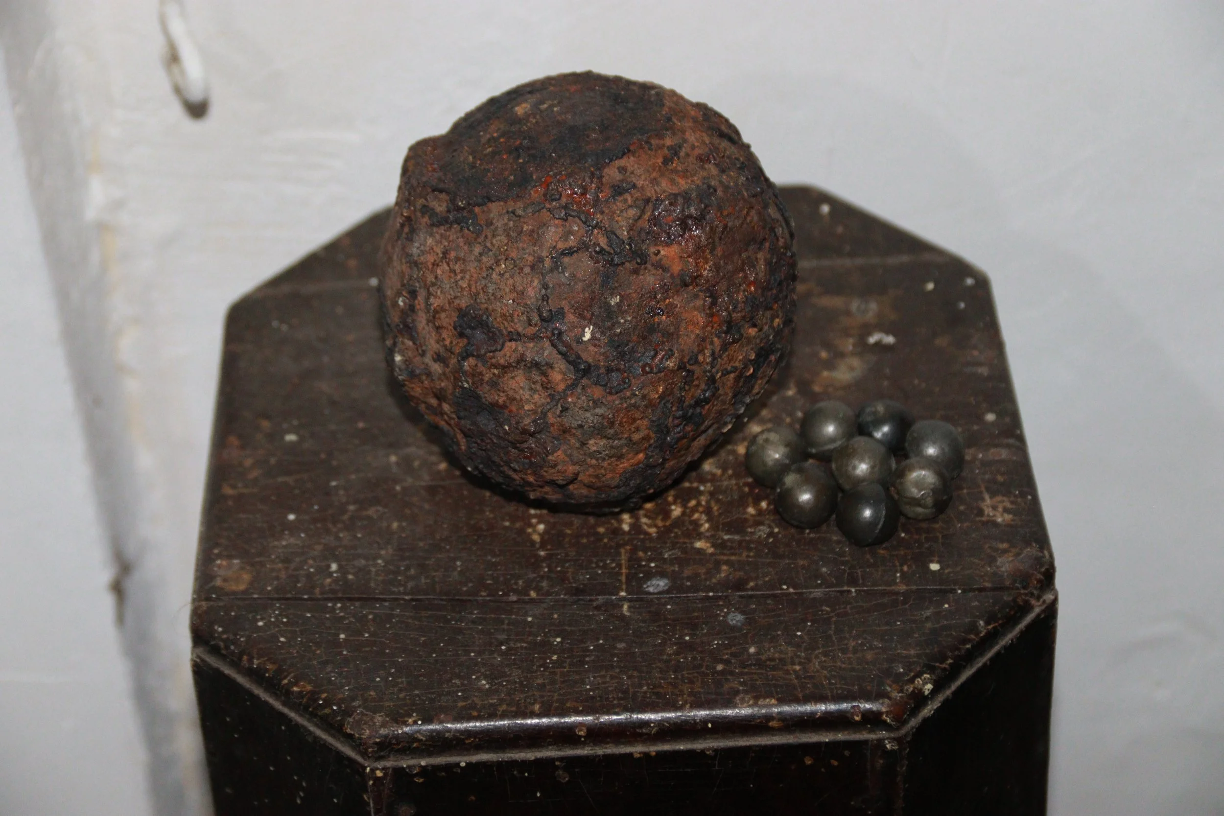 archive number: r-3-014
object reference: 
Gunpowder weapon ammunition
origin: Europe (assumed)
date: -
notes: Ammunition for blackpowder weapons