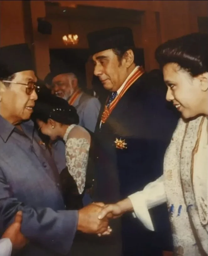 archive number: r-4-007
object reference: 
Des Alwi with his daughter Mira and President Gus Dur
origin: Indonesia
date: 
notes: Des Alwi became a diplomat close to the centre of Indonesia's government, with extensive political connections spanning d