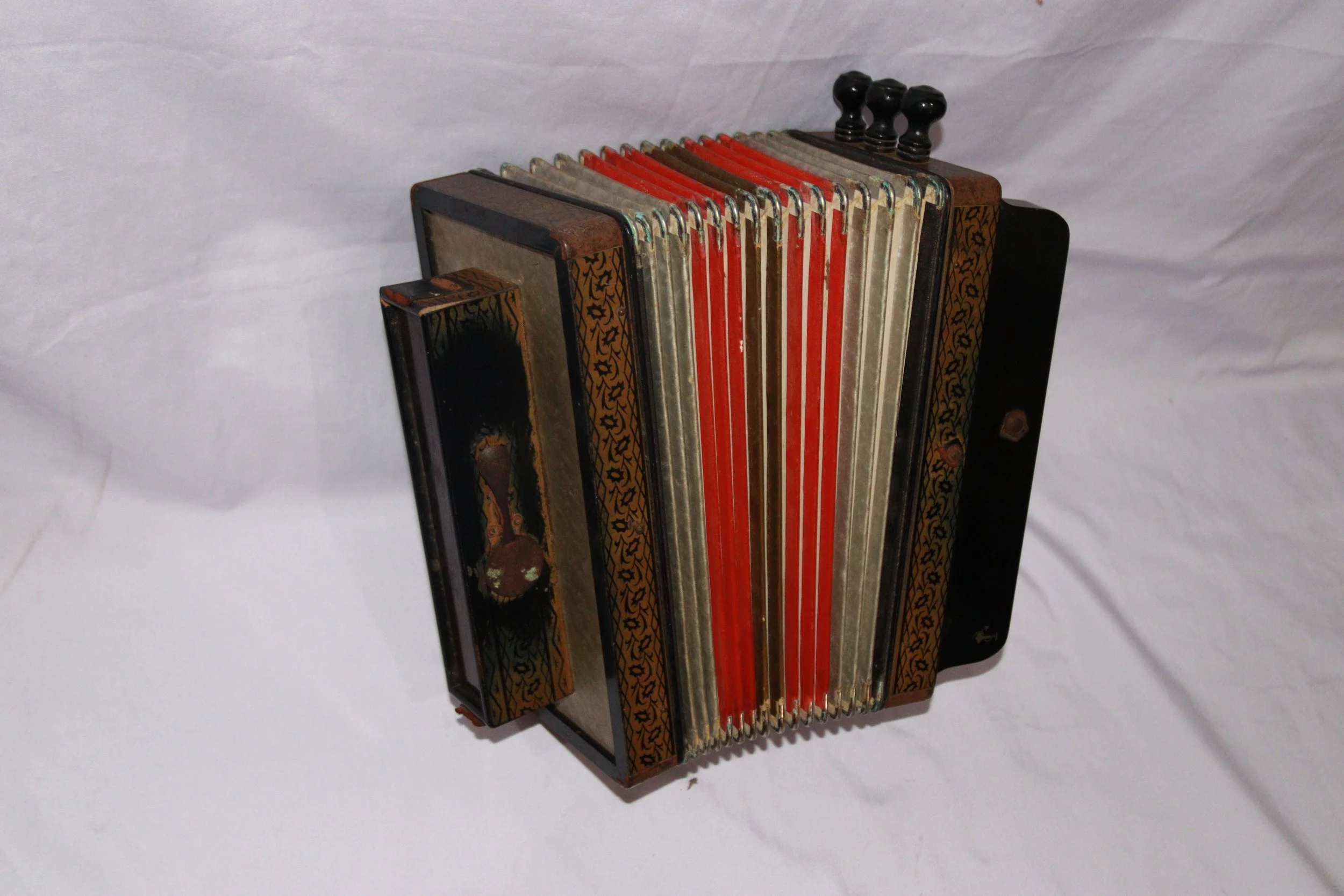 archive number: r-4-019
object reference: 
Accordion from Des Alwi's Personal Collection
origin: -
date: -
notes: 