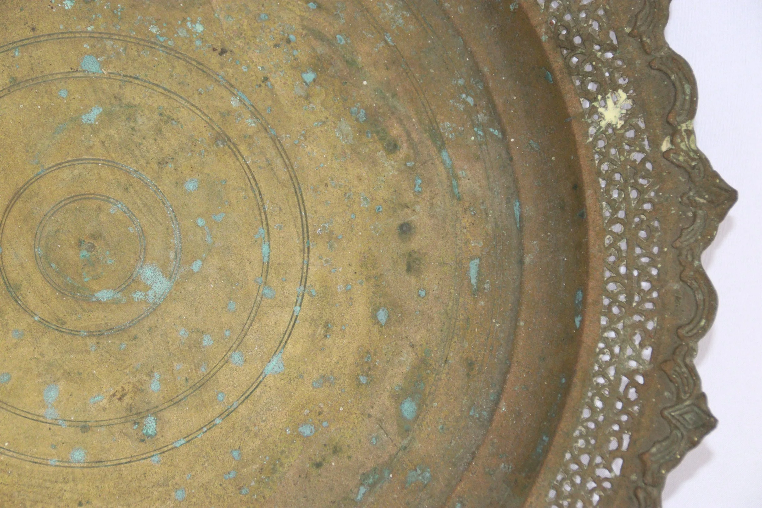 archive number: r-6-015
object reference: 
'Tempat Sirih' Offering Tools
origin: Banda
date: -
notes: Bandanese rituals often involve the presentation of symbolic offerings in a range of items. Many rituals now use woven baskets from leaves, but this