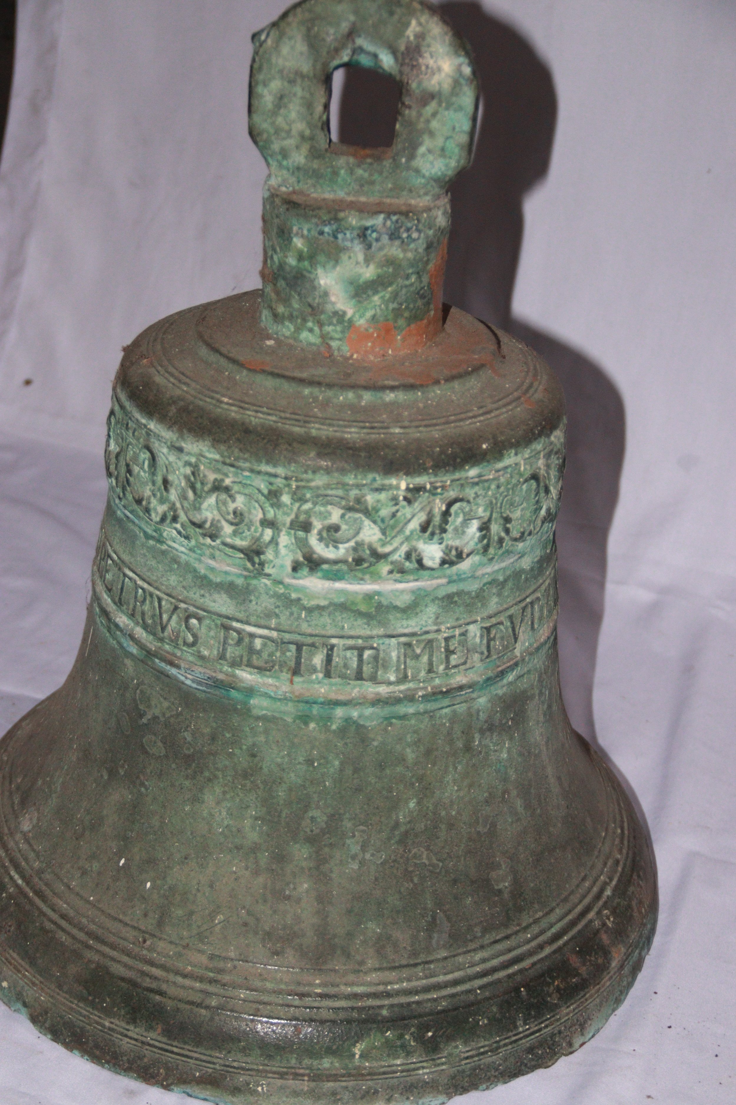 archive number: r-3-007
object reference: Perk Bell
origin: The Netherlands (Assumed)
date: -
notes: These bells were used in nutmeg plantations in their time, to signal when the plantation labourers should begin and end their harvesting work.