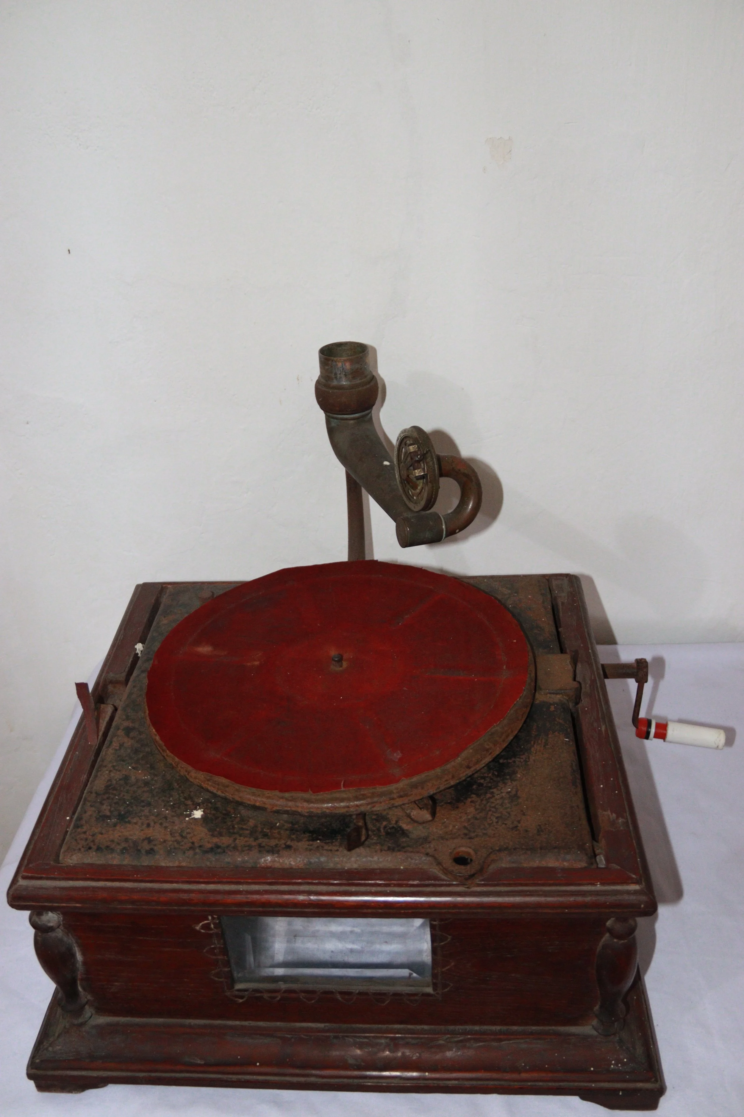 archive number: r-5-002
object reference: 
Record Player
origin: -
date: -
notes: This record player is displayed to symbolise Sutan Syahrir, who was famous for his love of music and entertaining local people during his exile in Banda