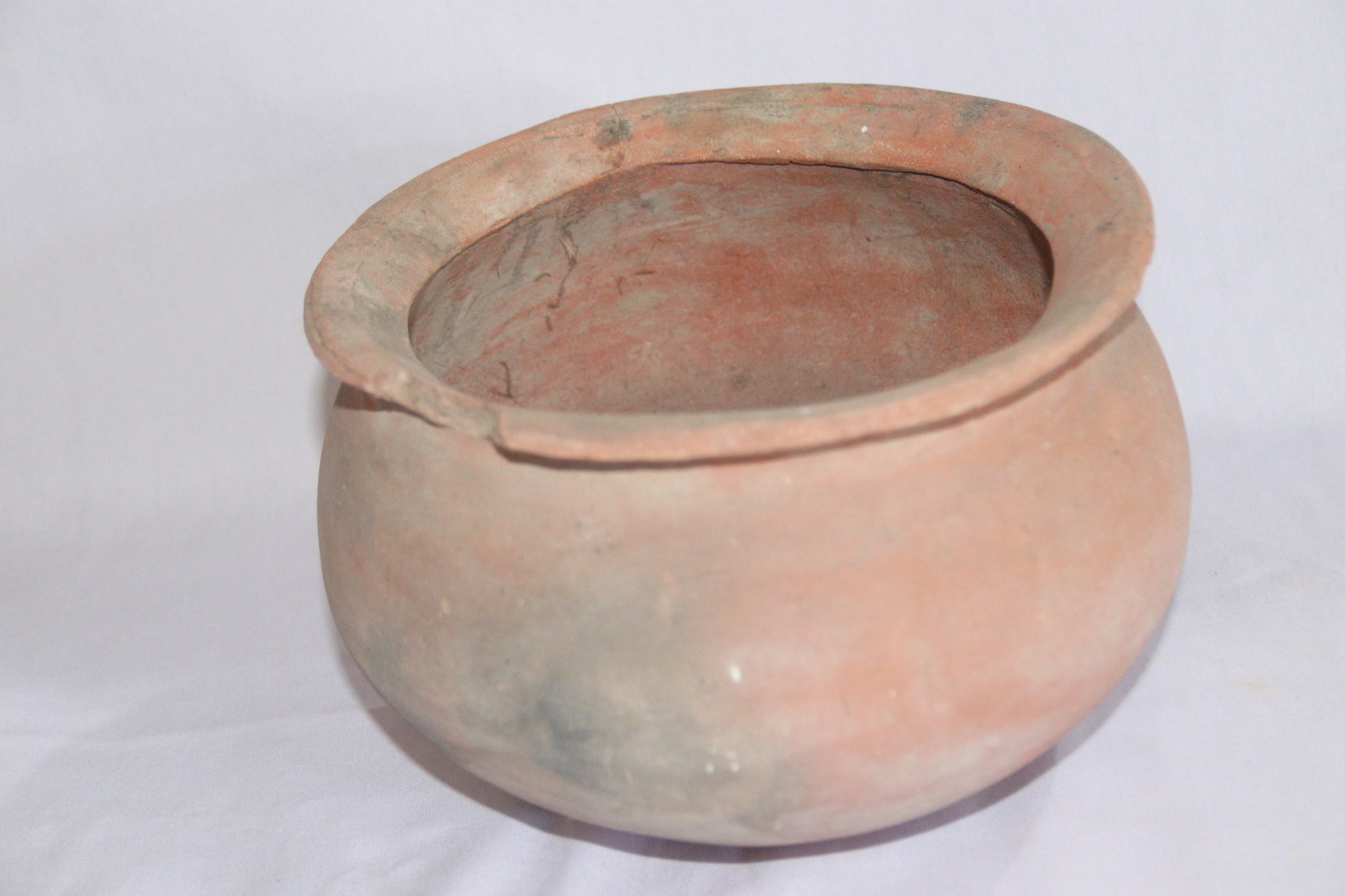 archive number: r-1-018
object reference: 
Banda Ely Pottery
origin: Banda Ely (Kei Islands)
date: -
notes: This pottery, crafted in Banda Ely, one of the villages where the original Bandanese people fled from the Dutch conquest, represents the Banda