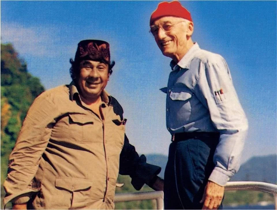 archive number: r-4-011
object reference: 
Des Alwi with Jacques Cousteau
origin: Banda
date: -
notes: Des Alwi was instrumental in promoting Banda as a tourist destination, and brought many celebrated people to visit the islands to appreciate their 