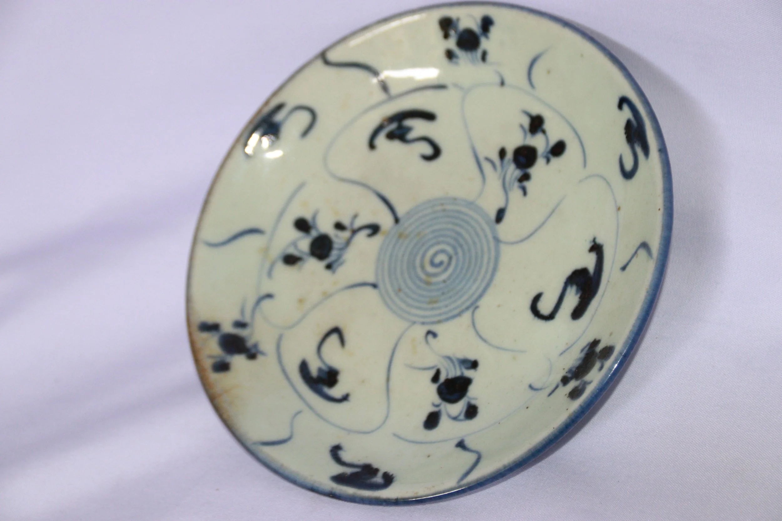 archive number: r-2-022
object reference: 
Chinese-style plate
origin: China (assumed)
date: -
notes: This plate is decorated with floral motifs and a circular pattern in the center. These motifs are often found on ancient Chinese ceramics. Based on 