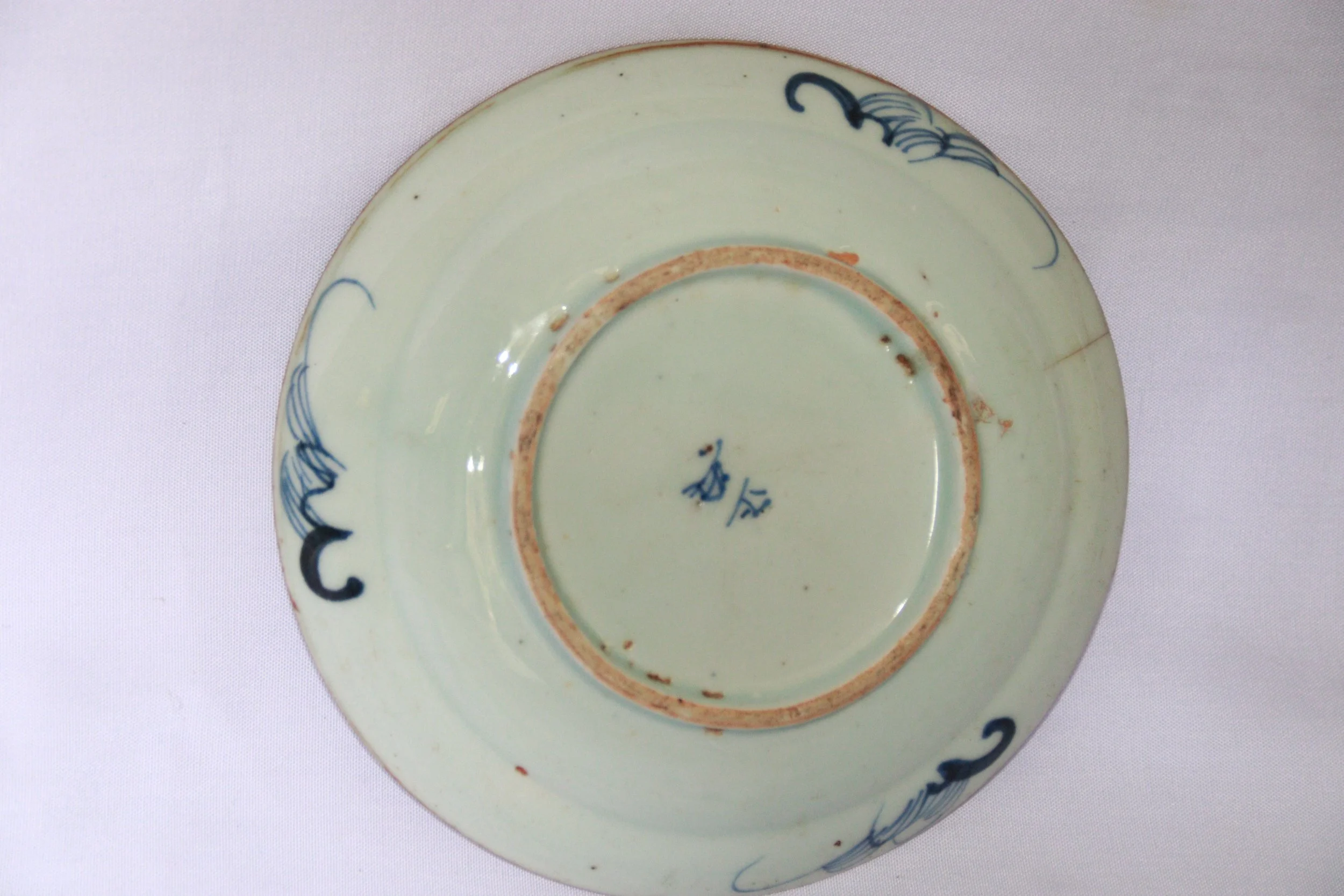 archive number: r-2-023
object reference: 
Qing-style plate
origin: China (assumed)
date: Qing Dynasty
notes: This plate is most likely Chinese, made during the Qing Dynasty (1644–1912). These plates were traded to various regions, including the Indo