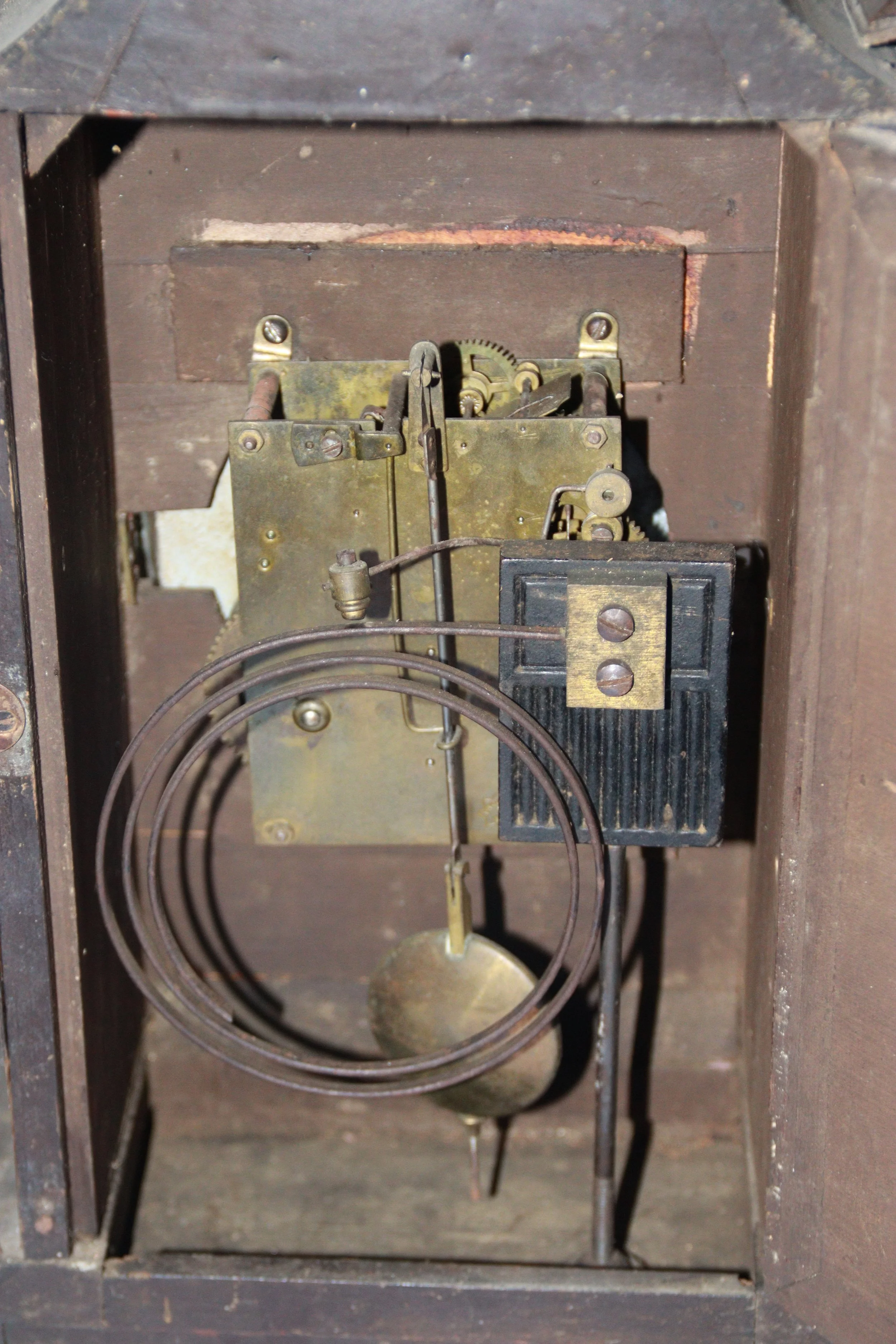 archive number: r-5-005
object reference: 
Antique Clock
origin: -
date: -
notes: This antique clock represents the character of Bung Hatta, who was a strict timekeeper. When the people of Banda saw Bung Hatta, they could tell the exact time based on