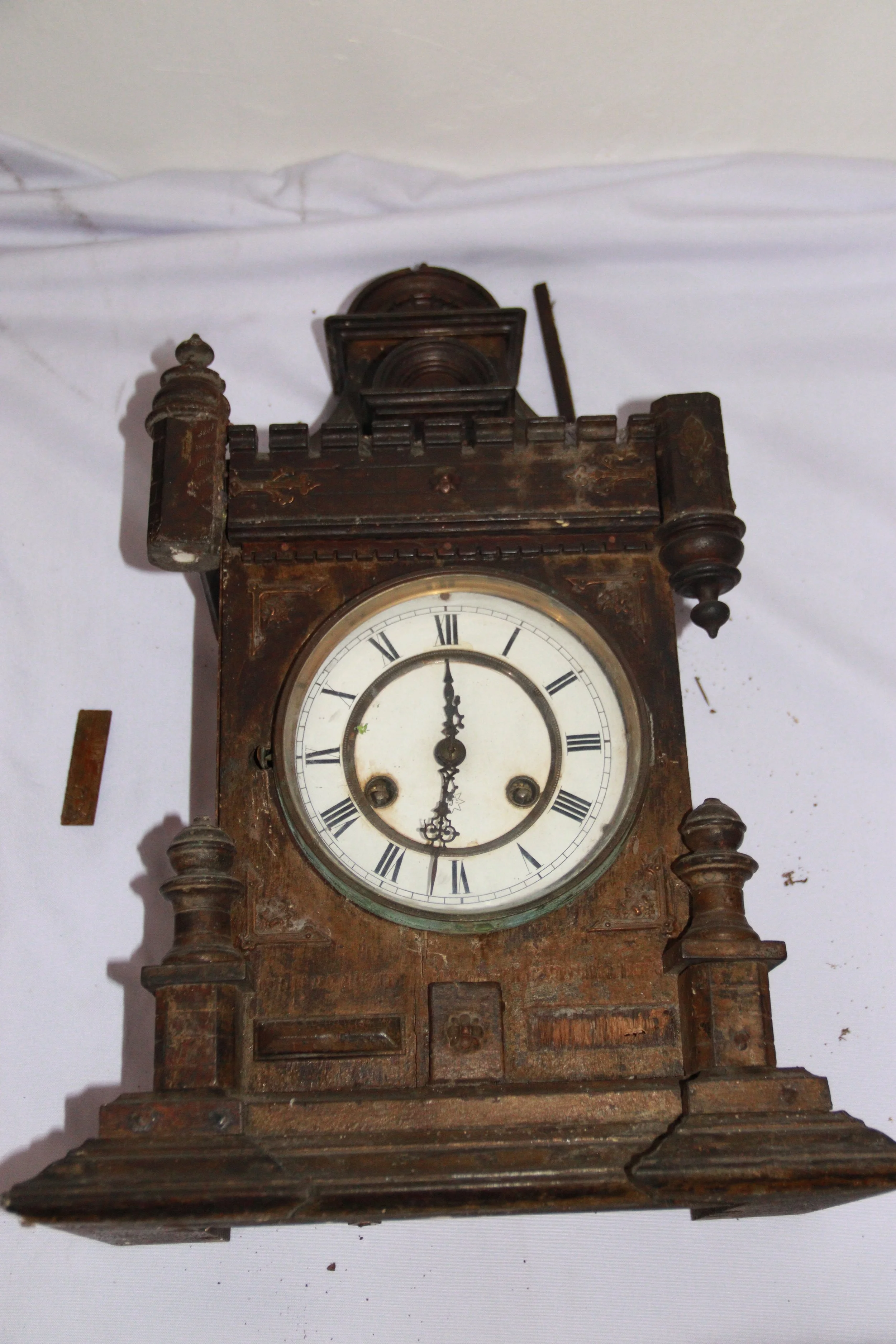 archive number: r-5-005
object reference: 
Antique Clock
origin: -
date: -
notes: This antique clock represents the character of Bung Hatta, who was a strict timekeeper. When the people of Banda saw Bung Hatta, they could tell the exact time based on