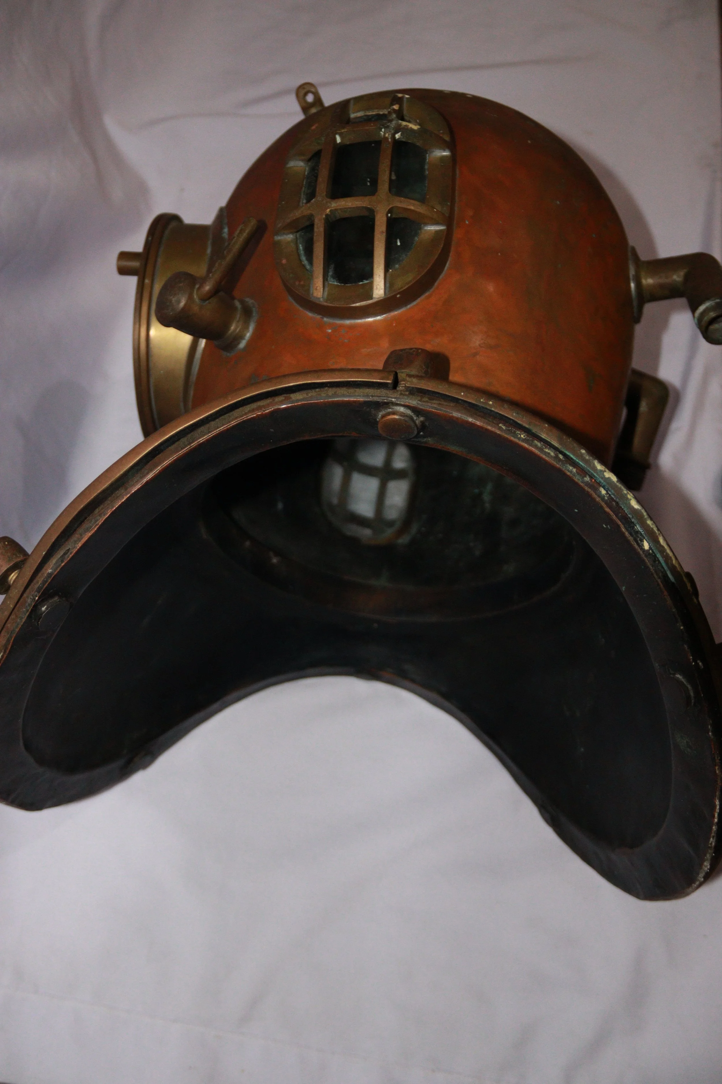 archive number: r-4-018
object reference: 
Diving Mask
origin: UK
date: -
notes: This mask was used by divers before the era of scuba technology, usually to search for pearls or retrieve sunken items.