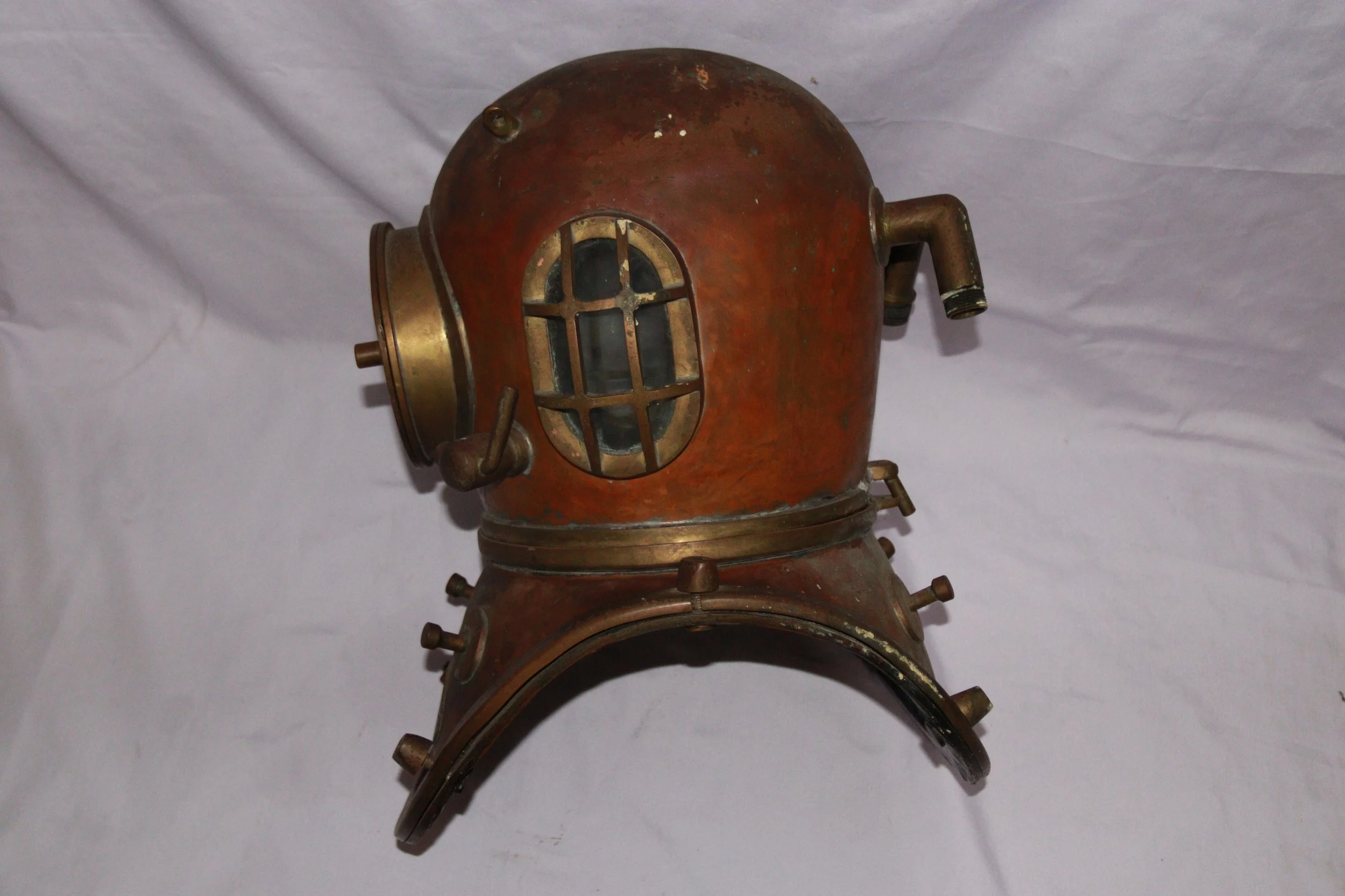 archive number: r-4-018
object reference: 
Diving Mask
origin: UK
date: -
notes: This mask was used by divers before the era of scuba technology, usually to search for pearls or retrieve sunken items.