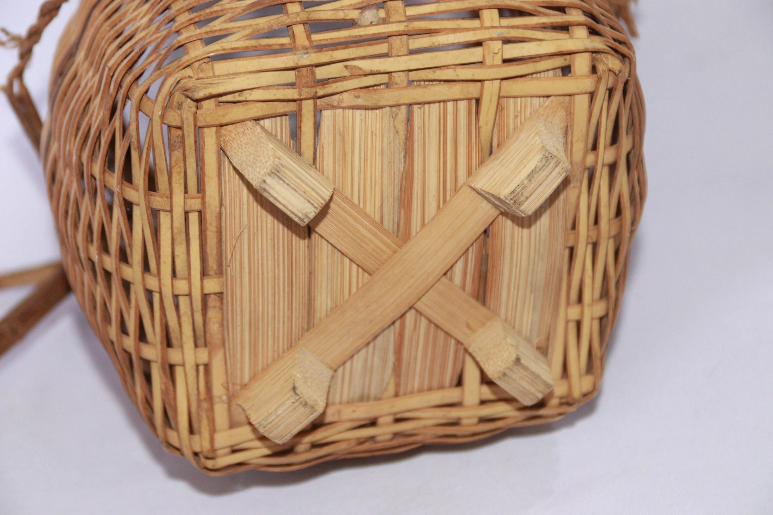 archive number: r-2-001
object reference: Takiri
origin: Banda 
date: - 
notes: A semi-oval, woven bamboo container used by the Bandanese people to transport nutmeg and kenari nuts.