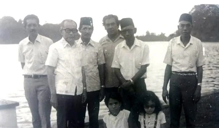 archive number: r-4-004
object reference: 
Des Alwi, Mohammad Hatta, friends and children in Banda
origin: Banda 
date: - 
notes: Des Alwi was taken in as Hatta's adopted child, beginning a journey that would take him to Jakarta and across the world