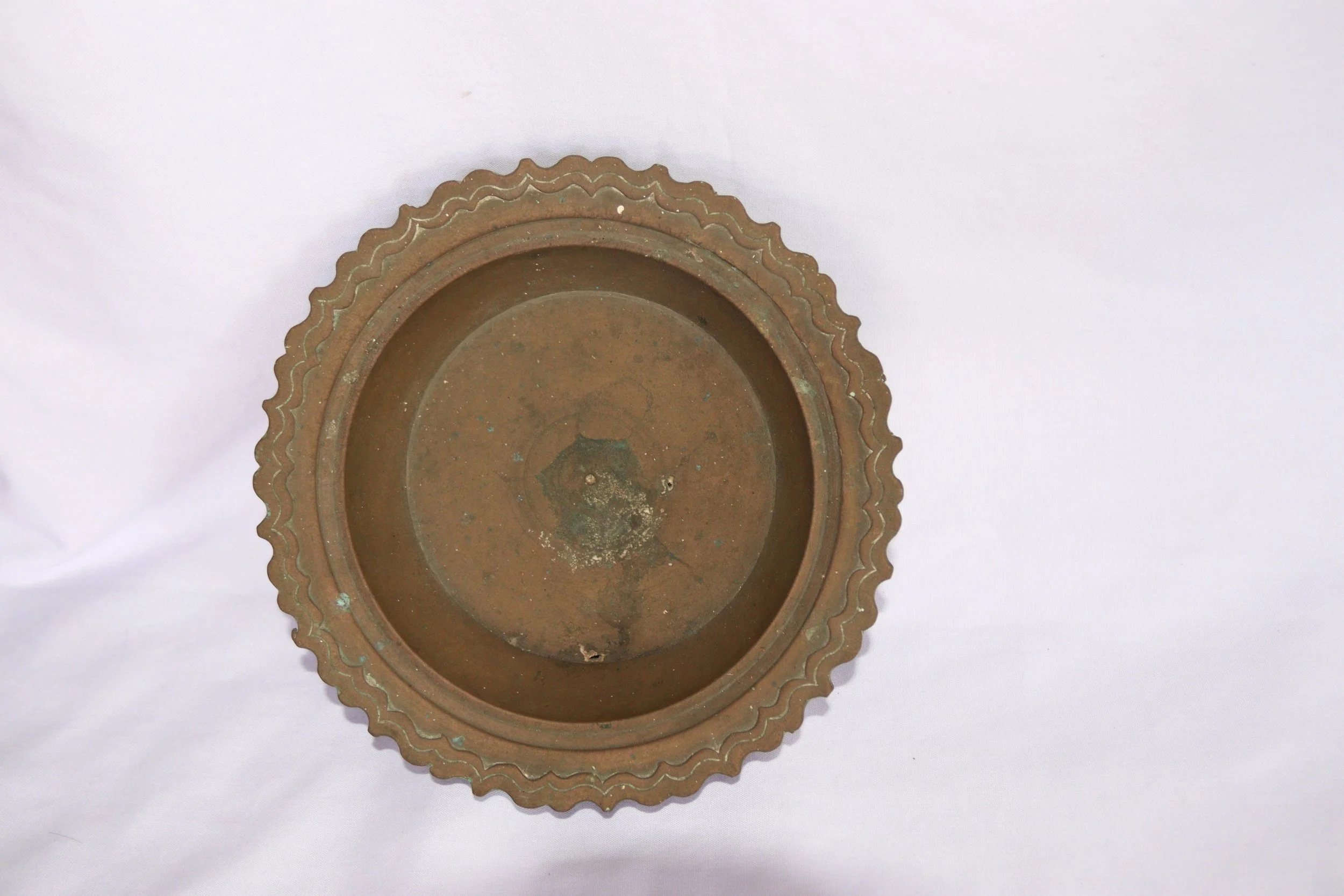 archive number: r-6-015
object reference: 
'Tempat Sirih' Offering Tools
origin: Banda
date: -
notes: Bandanese rituals often involve the presentation of symbolic offerings in a range of items. Many rituals now use woven baskets from leaves, but this