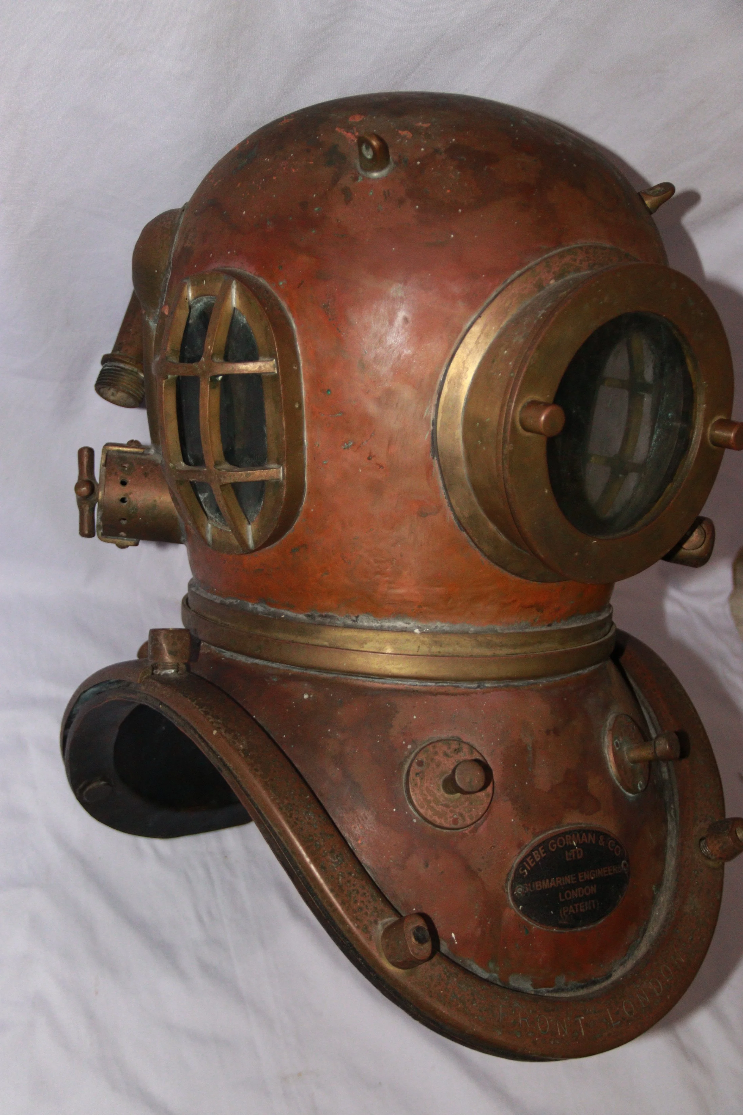 archive number: r-4-018
object reference: 
Diving Mask
origin: UK
date: -
notes: This mask was used by divers before the era of scuba technology, usually to search for pearls or retrieve sunken items.
