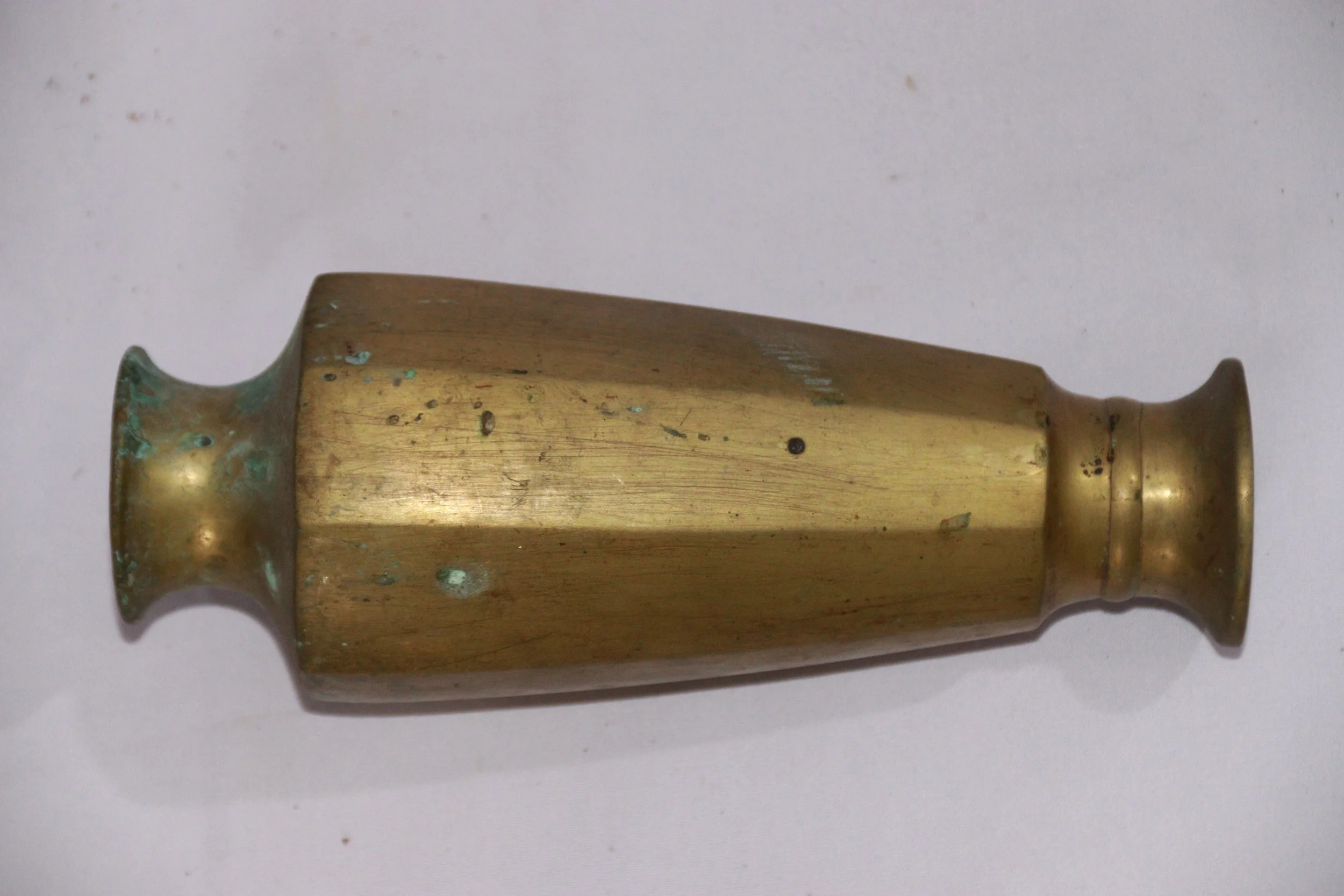 archive number: r-6-015
object reference: 
'Tempat Sirih' Offering Tools
origin: Banda
date: -
notes: Bandanese rituals often involve the presentation of symbolic offerings in a range of items. Many rituals now use woven baskets from leaves, but this