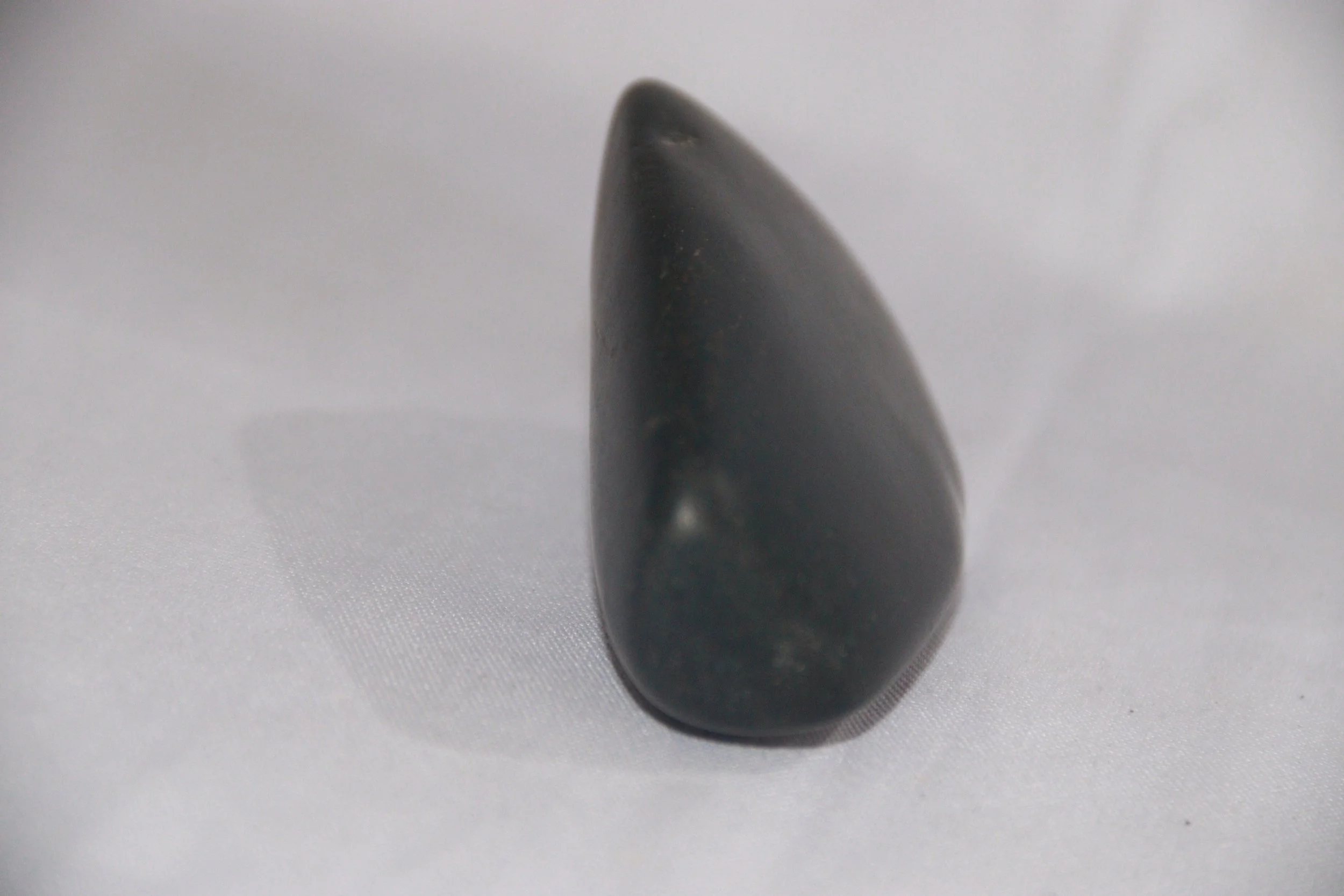 archive number: r-1-025
object reference: 
Prehistoric stone axe
origin: Banda
date: -
notes: A stone tool used to dig holes to plant crops and break wood by the ancient Bandanese.