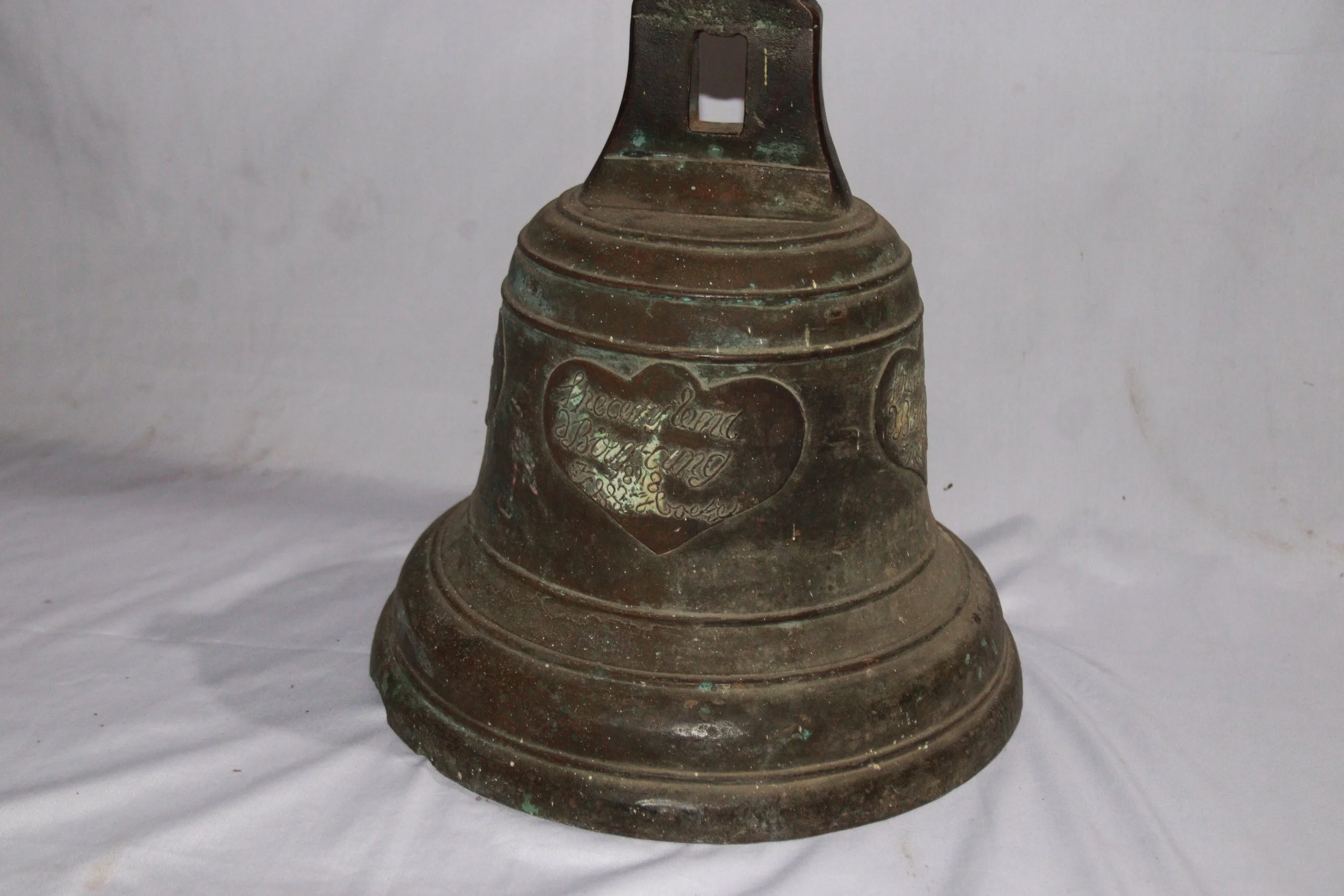 archive number: r-3-005
object reference: Perk Bell
origin: The Netherlands (Assumed)
date: -
notes: These bells were used in nutmeg plantations in their time, to signal when the plantation labourers should begin and end their harvesting work.
