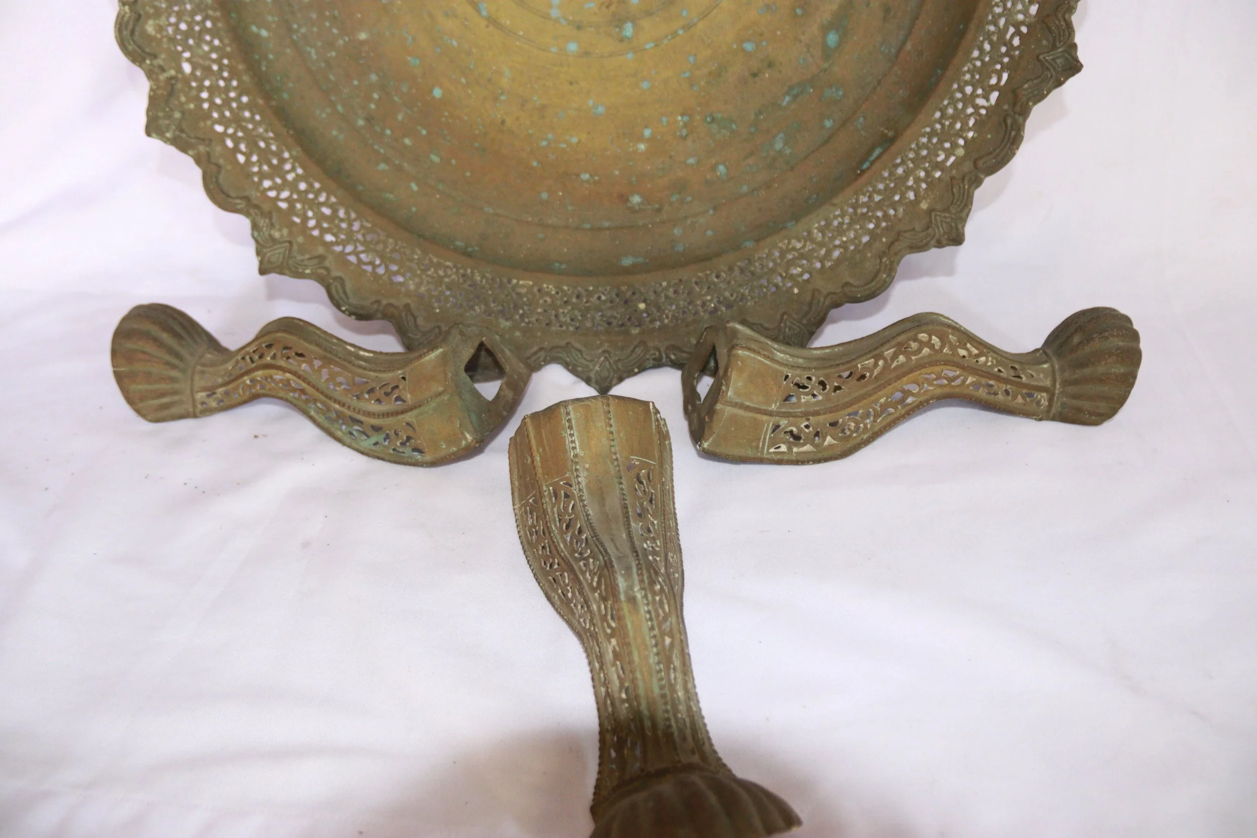 archive number: r-6-015
object reference: 
'Tempat Sirih' Offering Tools
origin: Banda
date: -
notes: Bandanese rituals often involve the presentation of symbolic offerings in a range of items. Many rituals now use woven baskets from leaves, but this