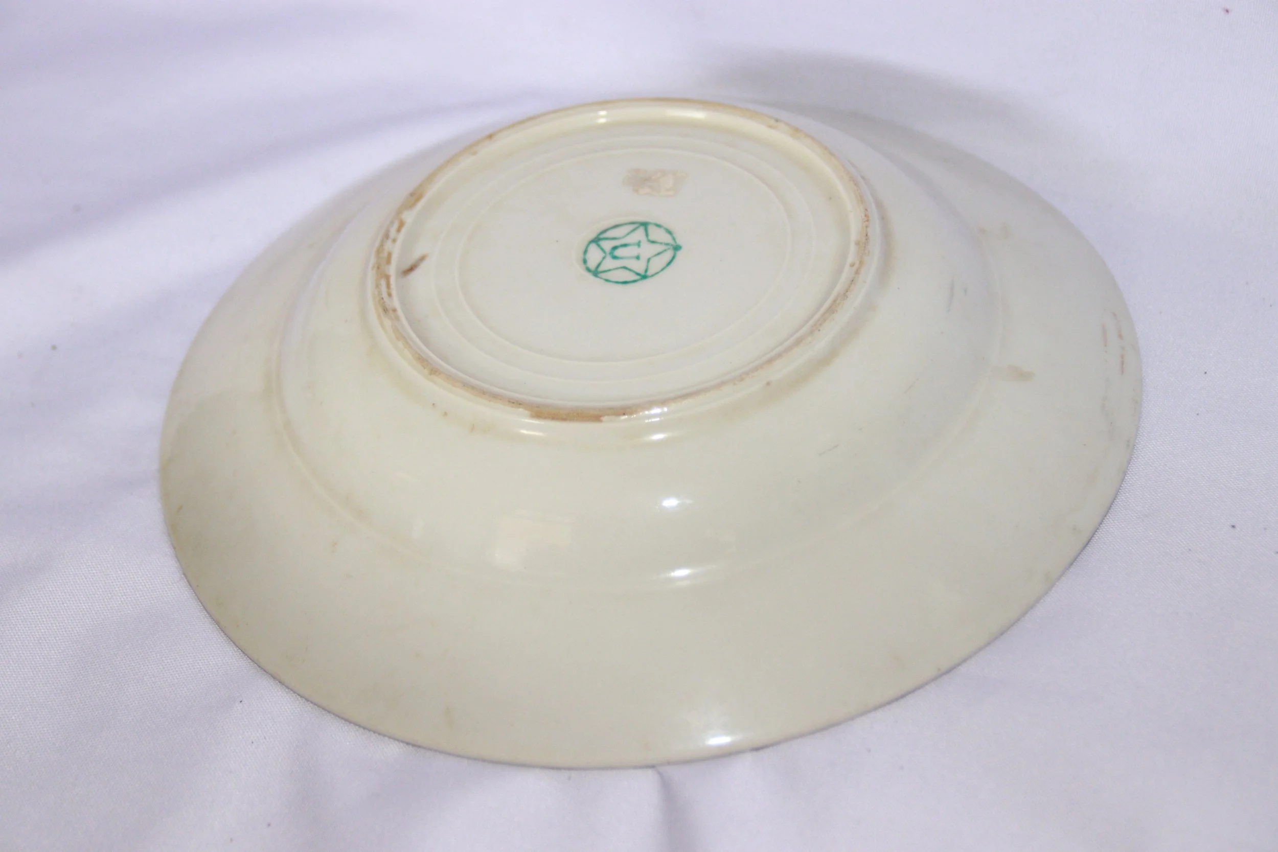 archive number: r-2-021
object reference: 
Malay-style plate
origin: Malacca (assumed)
date: -
notes: This plate is most likely a serving plate or a purely decorative plate, judging by the calligraphy motifs and religious symbols.