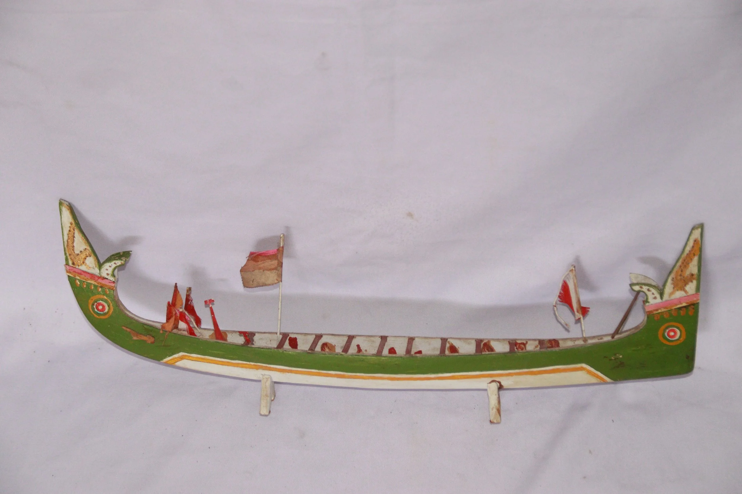 archive number: r-6-006
object reference: 
Belang Kampung Adat ____ Model
origin: Banda
date: 
notes: Belang are customary rowing boats used for centuries in Banda for a range of purposes, including naval warfare, ritual, racing and cultural events. 