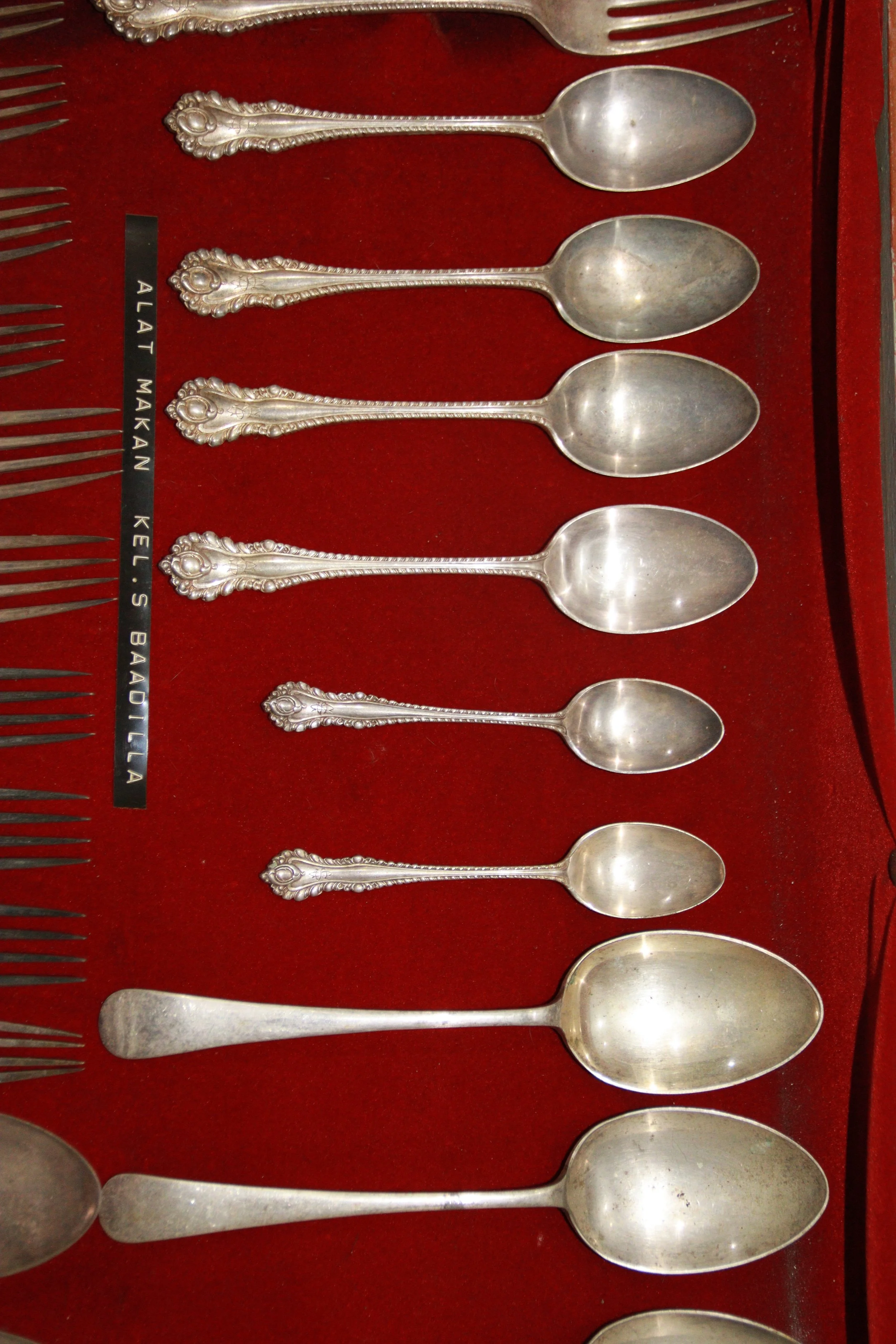 archive number: r-4-017
object reference: 
Baadilla Family Silverware
origin: -
date: -
notes: This silver cutlery belonged to the family of Said Tjong Baadilla, grandfather of Des Alwi, who was also known as the "Pearl King" for his success in the p