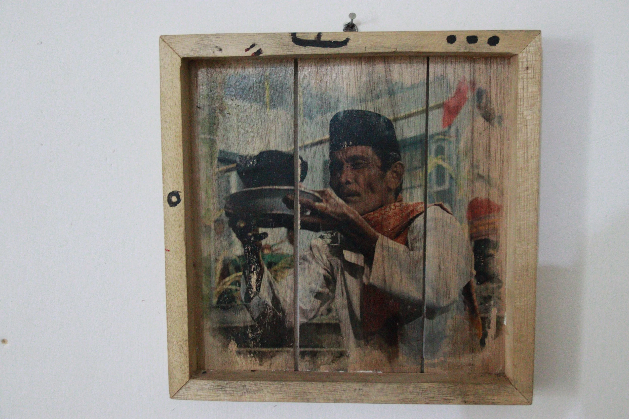 archive number: r-6-012
object reference: 
Banda Customary Ritual Photo on Wood
origin: Banda
date: -
notes: The Banda Islands maintain a rich and hybrid customary culture, combining elements of indigenous Bandanese ritual with practices from diverse