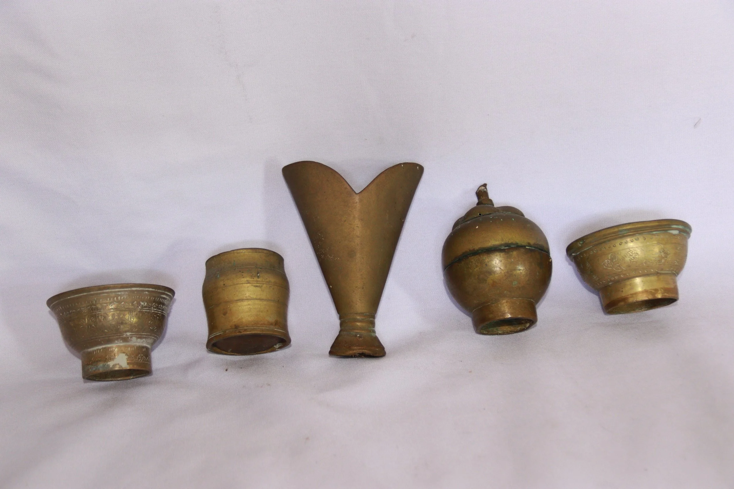 archive number: r-6-015
object reference: 
'Tempat Sirih' Offering Tools
origin: Banda
date: -
notes: Bandanese rituals often involve the presentation of symbolic offerings in a range of items. Many rituals now use woven baskets from leaves, but this