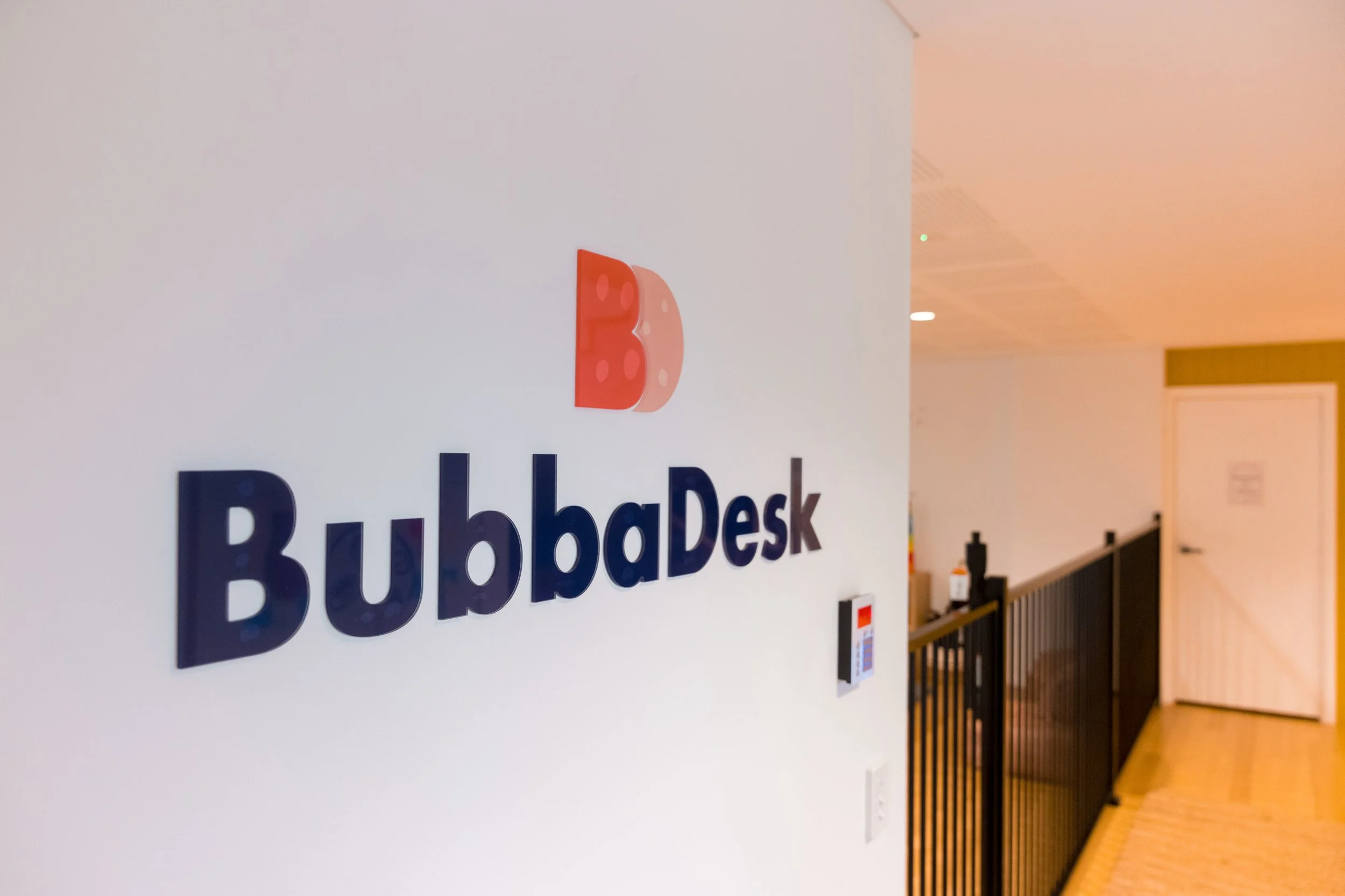 BubbaDesk-DSC_2106.jpg