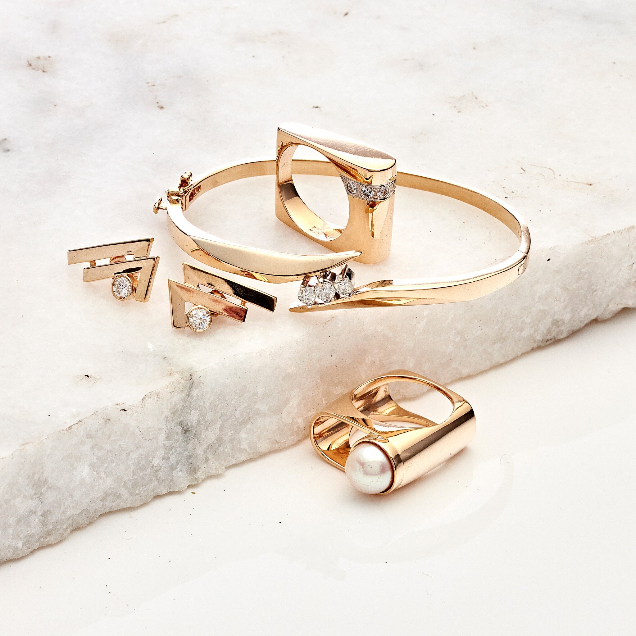 At The Collectrice we love yellow gold jewellery from the 70's; these elegant pieces perfectly capture the spirit of the era: avantgarde, sophisticated and playful. Visit www.thecollectrice.com for these and other pieces
#vintagestyle #vintagejewelle