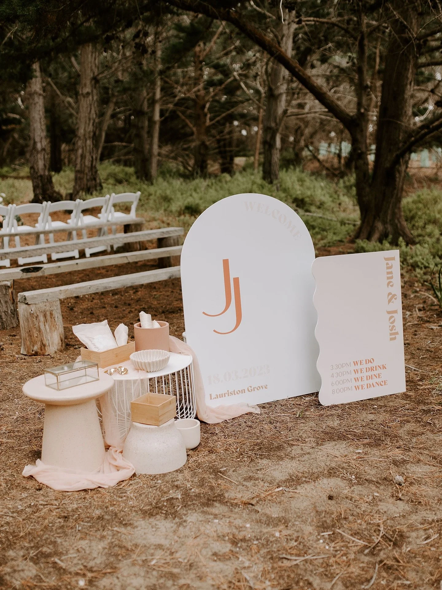 From guiding guests and setting the tone, to helping the day flow effortlessly, good wedding signage does more than decorate. It directs, informs, and adds personality to every moment π«
If you’re in your signage era, let’s chat design d