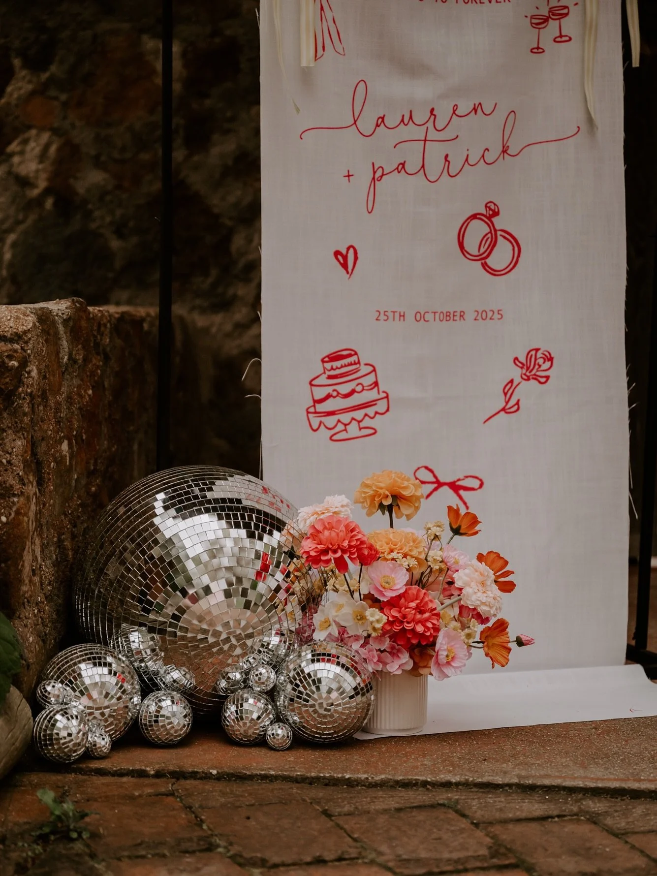 Nail the details, and the vibe follows❤️&zwj;🔥

Two simple signage moments for Lauren and Pat, paired with @mollieandmaeweddings styling magic, created wedding perfection ✨

Do you need a signage moment taken care of? Dolly and Moo can help 🙌🏽

La