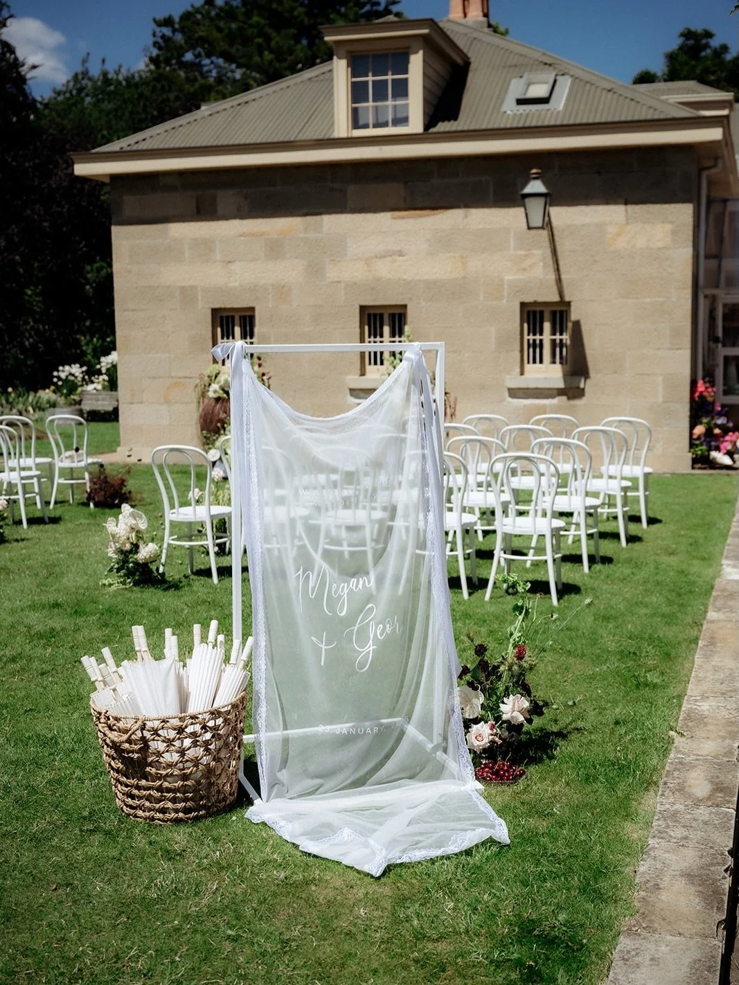 The modern heirloom 🤎

A welcome sign designed to linger long after the vows 💍

Let&rsquo;s create something worth keeping. Enquire today 💌

@bythewilde 
@swoon_society_ 
@curatebotanica 
@lauderdalecottage 
@dolly.and.moo 
@mickeylovesjacquilette