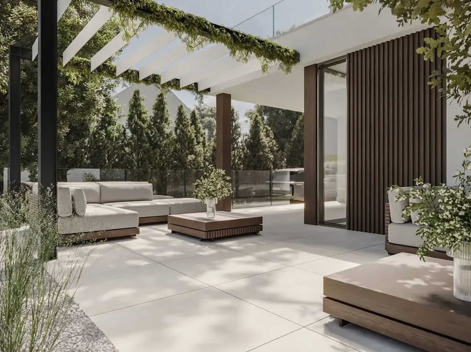 Modernin terassin kuva, jossa on valkoinen sohva, matala kahvilaudalla ja kasveja, ympäröi vihreät puita ja romanttinen katto.