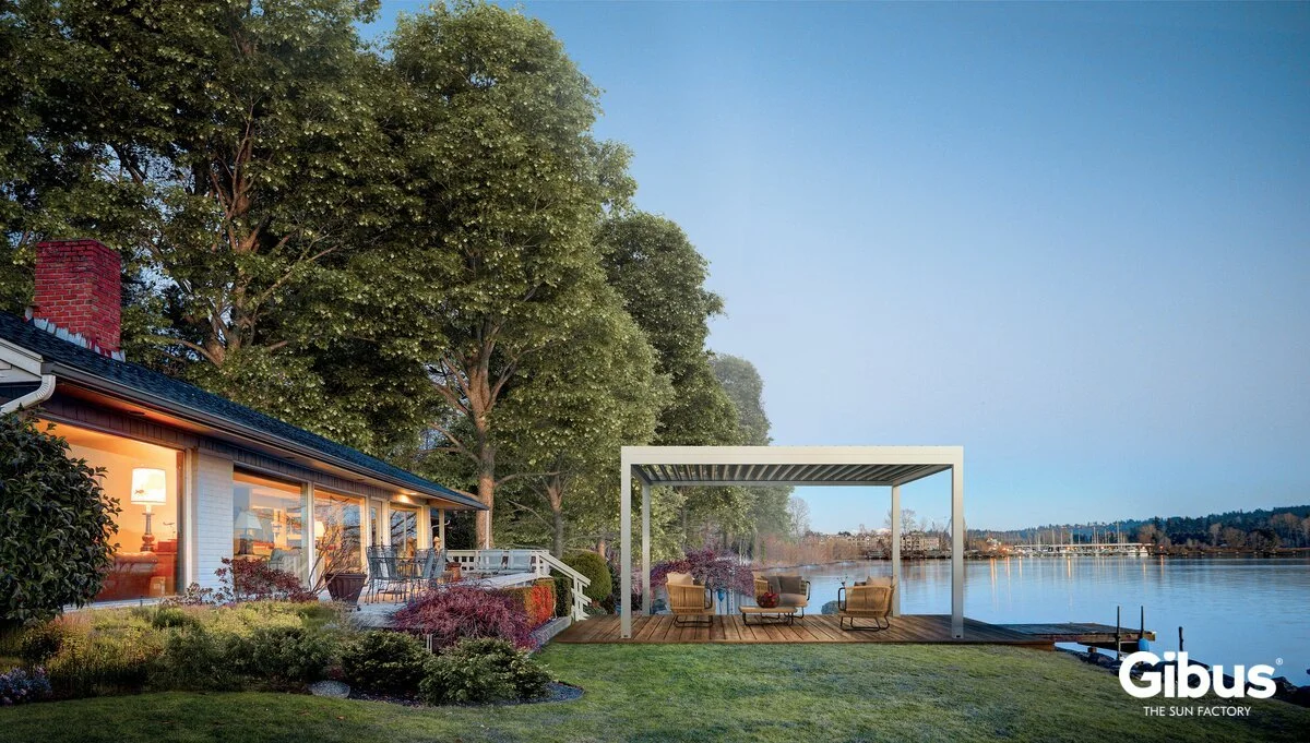 Rantakaistale jaulatyylinen puucee, grilli ja terassi, järvimaisema ja puita, valoa sisältävä länsivalo.