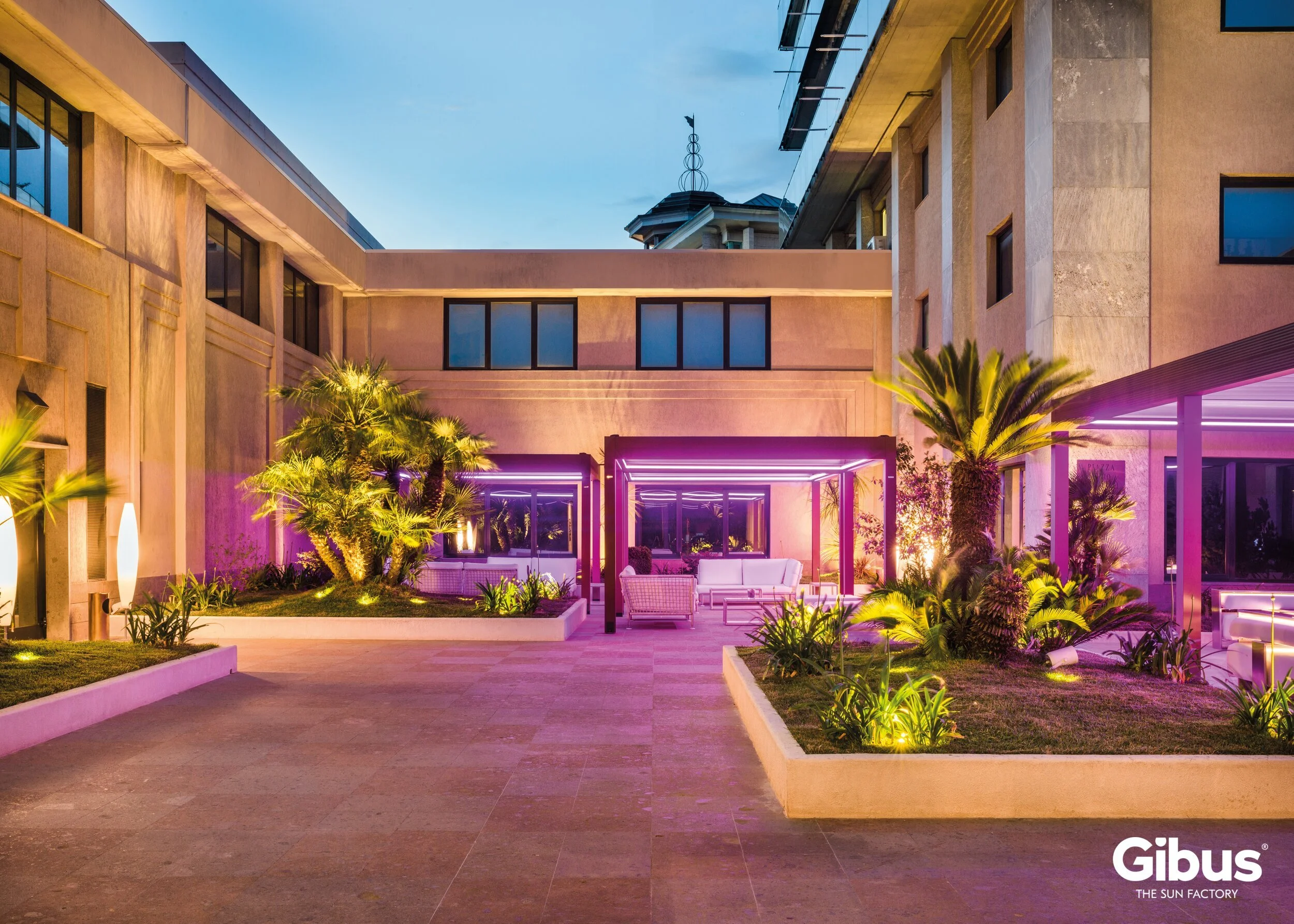 Modernin parvekkeen sisustus ja kauniisti valaistu puutarha iltahämärässä