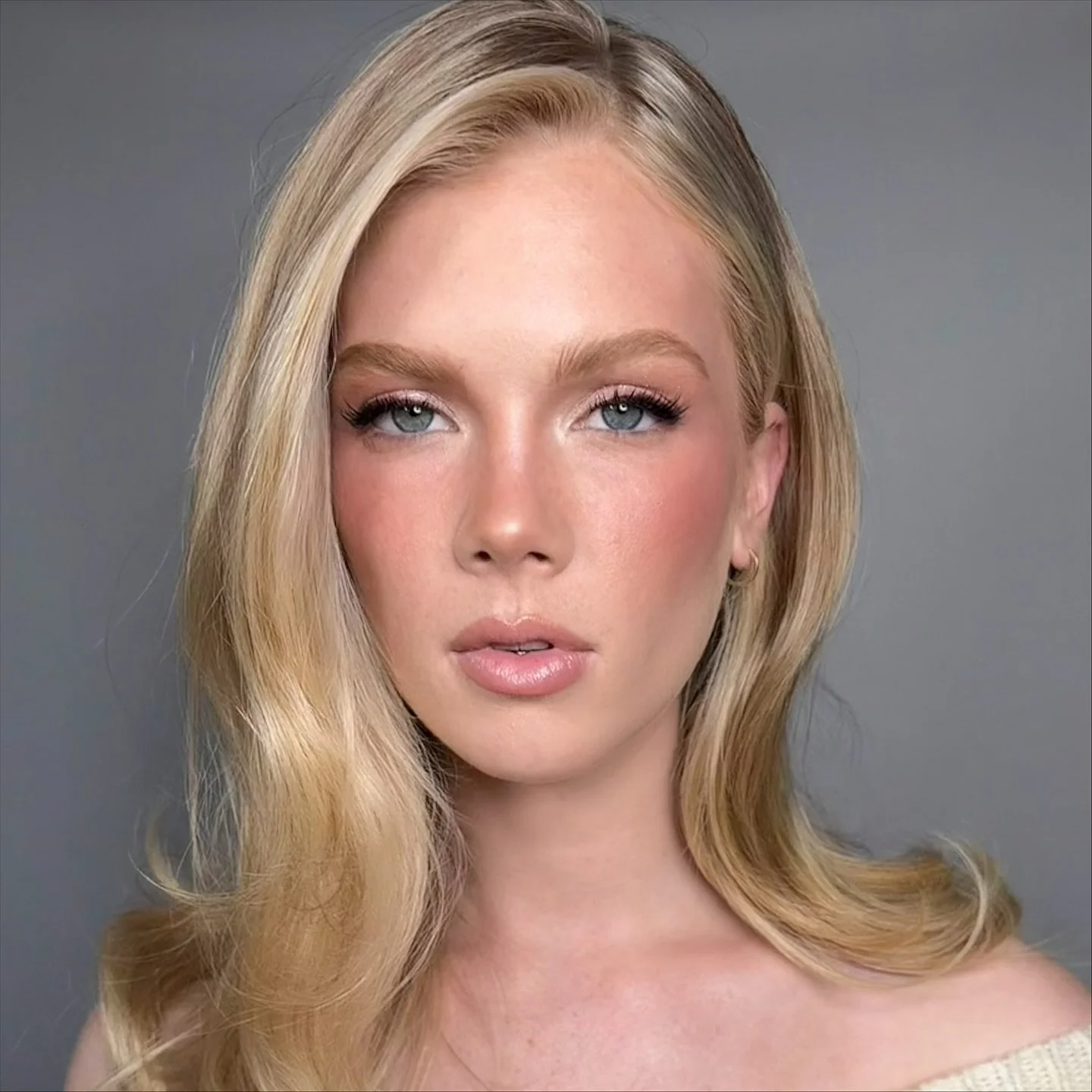 Victoria&rsquo;s Secret inspired glam on @rubyeckertt 🤍 I couldn&rsquo;t pick a favorite pic 

Key products:
@charlottetilbury sculpt palette and pillow talk eyeliner 
@patricktabeauty she&rsquo;s seductive blush 
@diorbeauty highlighter palette

#v