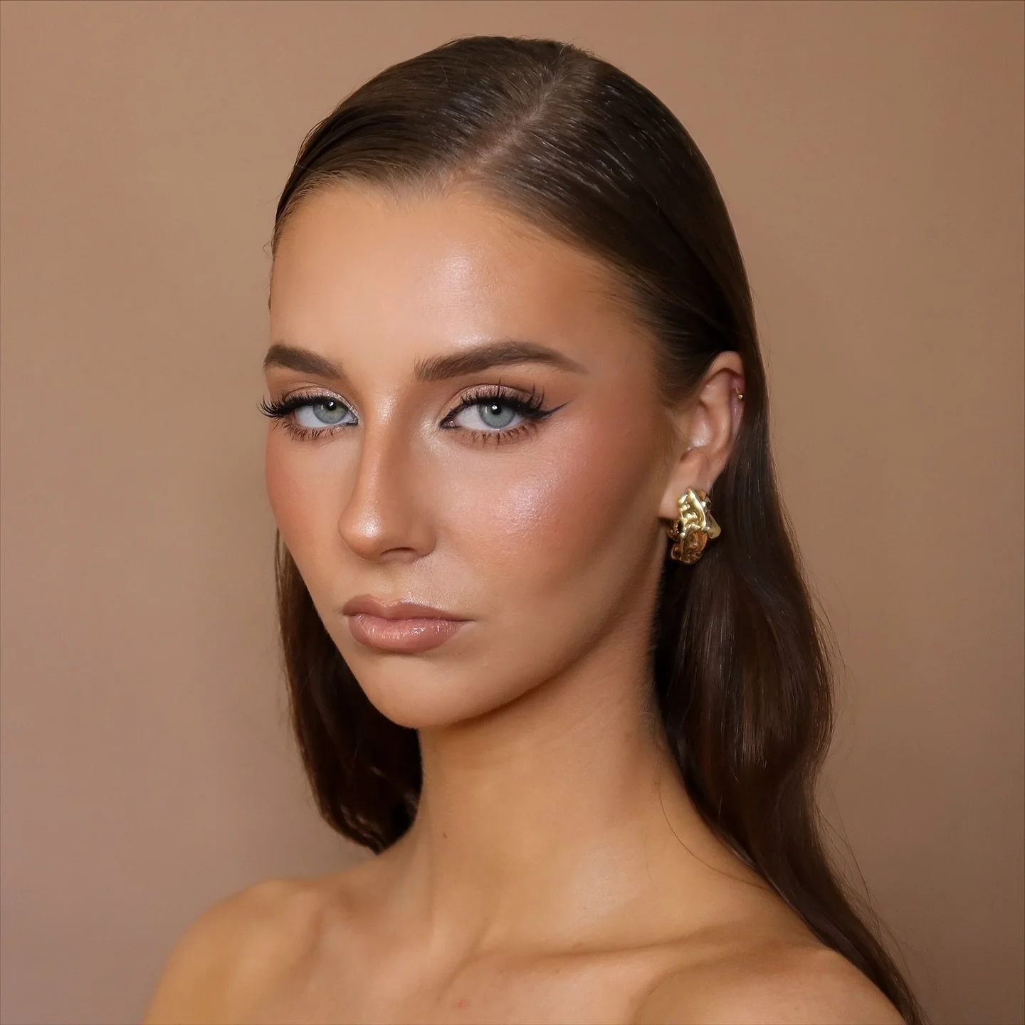 Sculpted soft glam on @mikaylalawes_ 🤎 slides 1, 3 &amp; 4 with Canon g7x and slide 2 is iPhone 17pro video 

Using:
@hauslabs foundation and concealer 
@patricktabeauty Major Dimensions 3
@taniellejai latte bronzour 
@own.beauty.essentials clusters