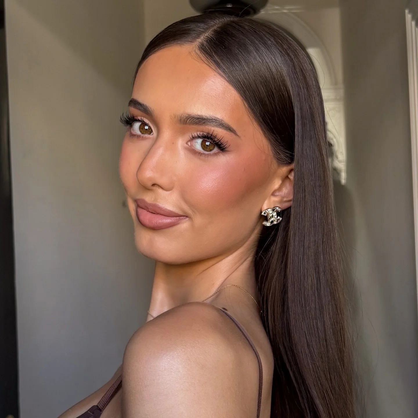 Me 🤝 natural lighting. Don&rsquo;t get me wrong I do enjoy a good studio lighting setup but I will also love capturing makeup in diffused, natural light 🤍

Makeup artists, are you team natural light or artificial light? 

#softglam #melbournemakeup