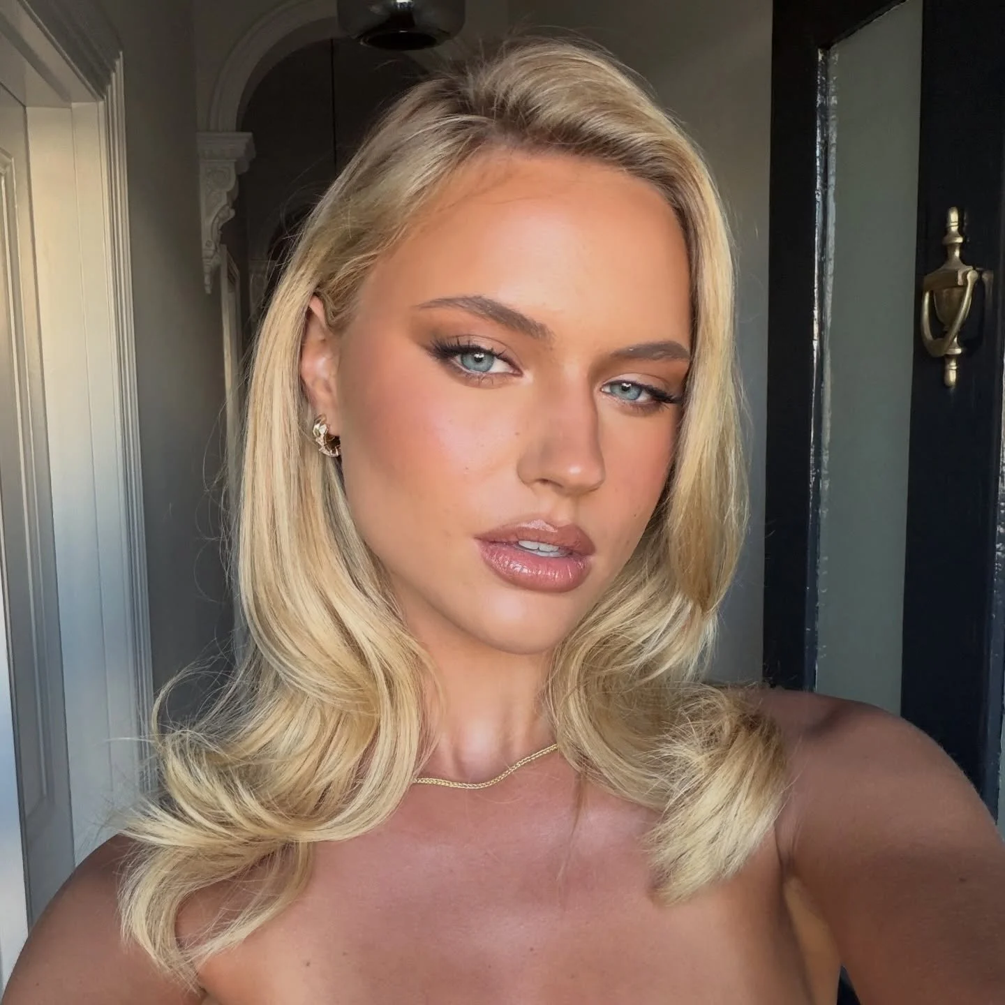 &ldquo;Aussie Girl Glam&rdquo; is trending and I&rsquo;m here for it 🔥 polished but understated 

Using some of my aussie brand favorites:
@taniellejai bronzour in &ldquo;caramel latte&rdquo;
@own.beauty.essentials cluster fluffies 0.3

#aussiegirlg