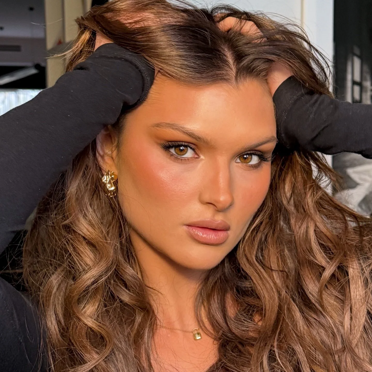 The perfect warm, bronze glam @__elle.bond__ 🤎

Hair by @juliaerkotidishair 

#editorialglam #lattemakeup #makeupartist #melbournemakeupartist