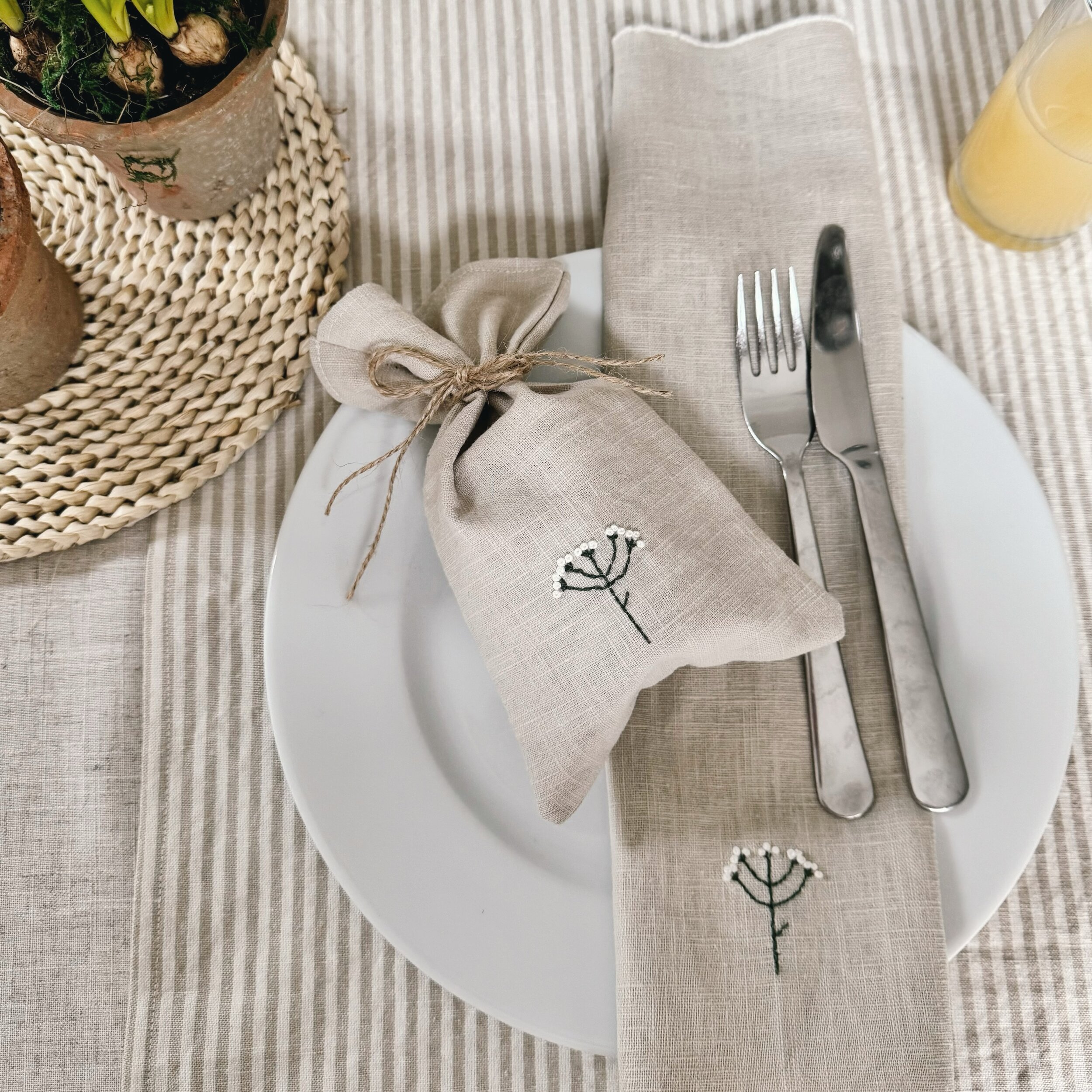 Who has spotted our embroidered cow parsley napkins? A beautiful addition for spring summer 🌱 #tablelinens #napkins #embroiderednapkins #stripetablerunner