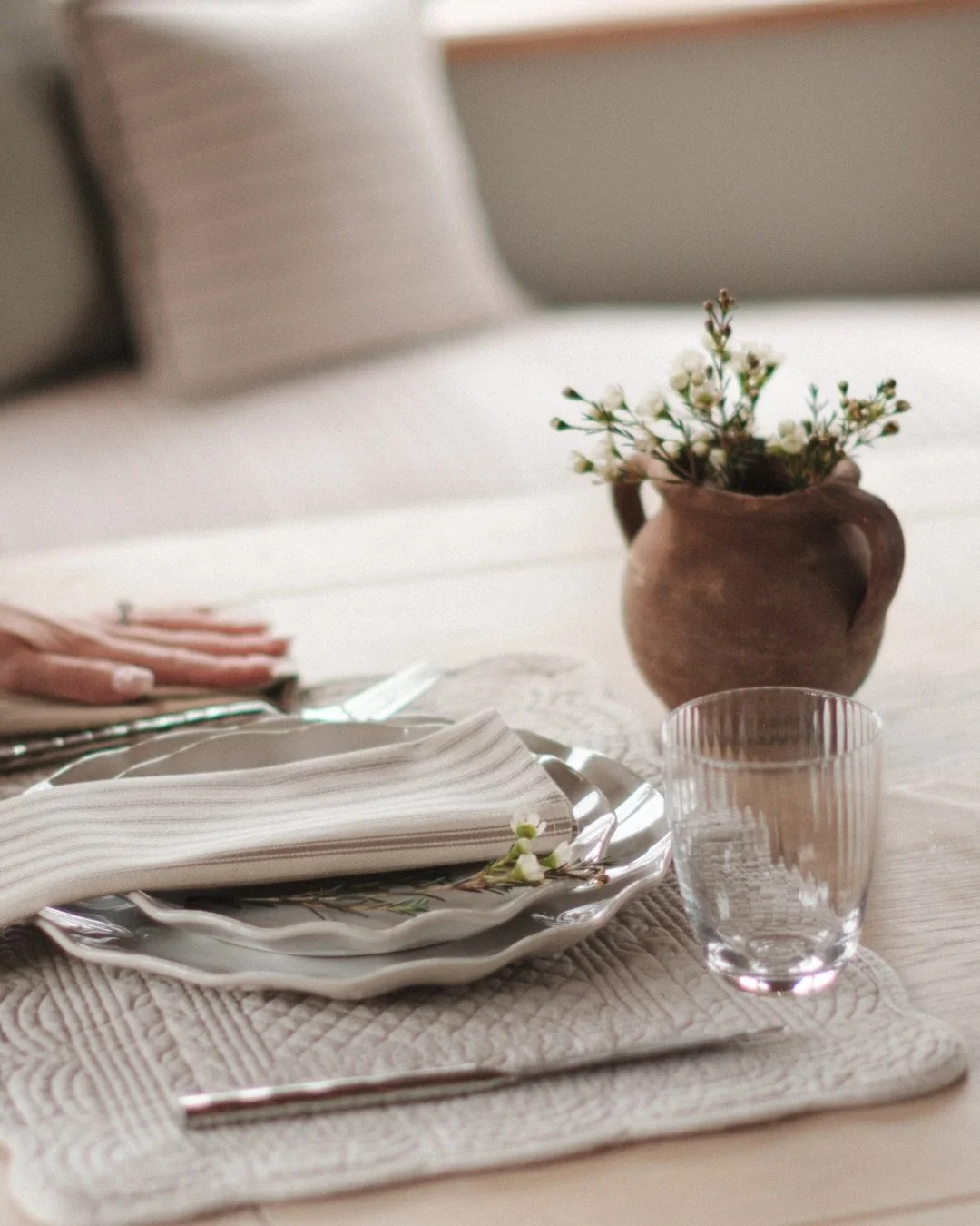 Elevate the everyday by layering your table with placemats, beautiful crockery and striped napkins 🤎