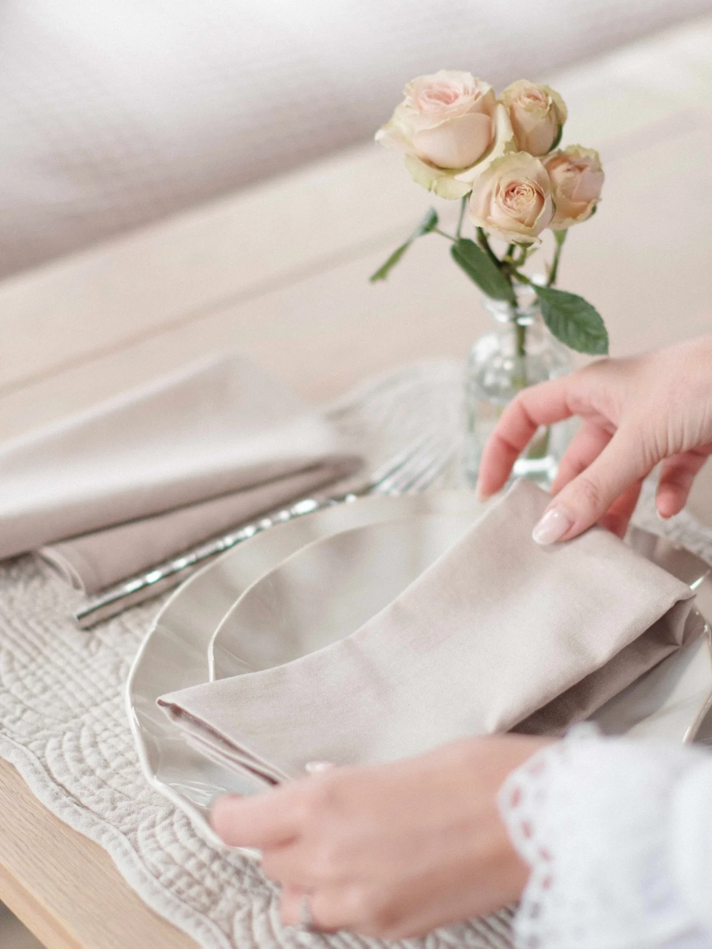 Soft blush tones, delicate textures, and quiet spring light. Pale pink linens that bring a gentle, airy elegance to the table. Are you team Ash Rose or Rosie Stripe? 🌸