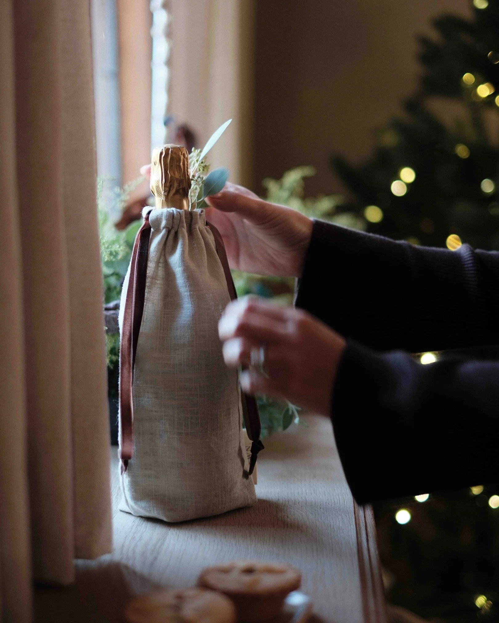 A little something extra special for the host 🤎

Introducing our chic linen bottle bag. Designed for festive gatherings, thoughtful gifting and bringing a little something special to the table. 

Never turn up empty handed.