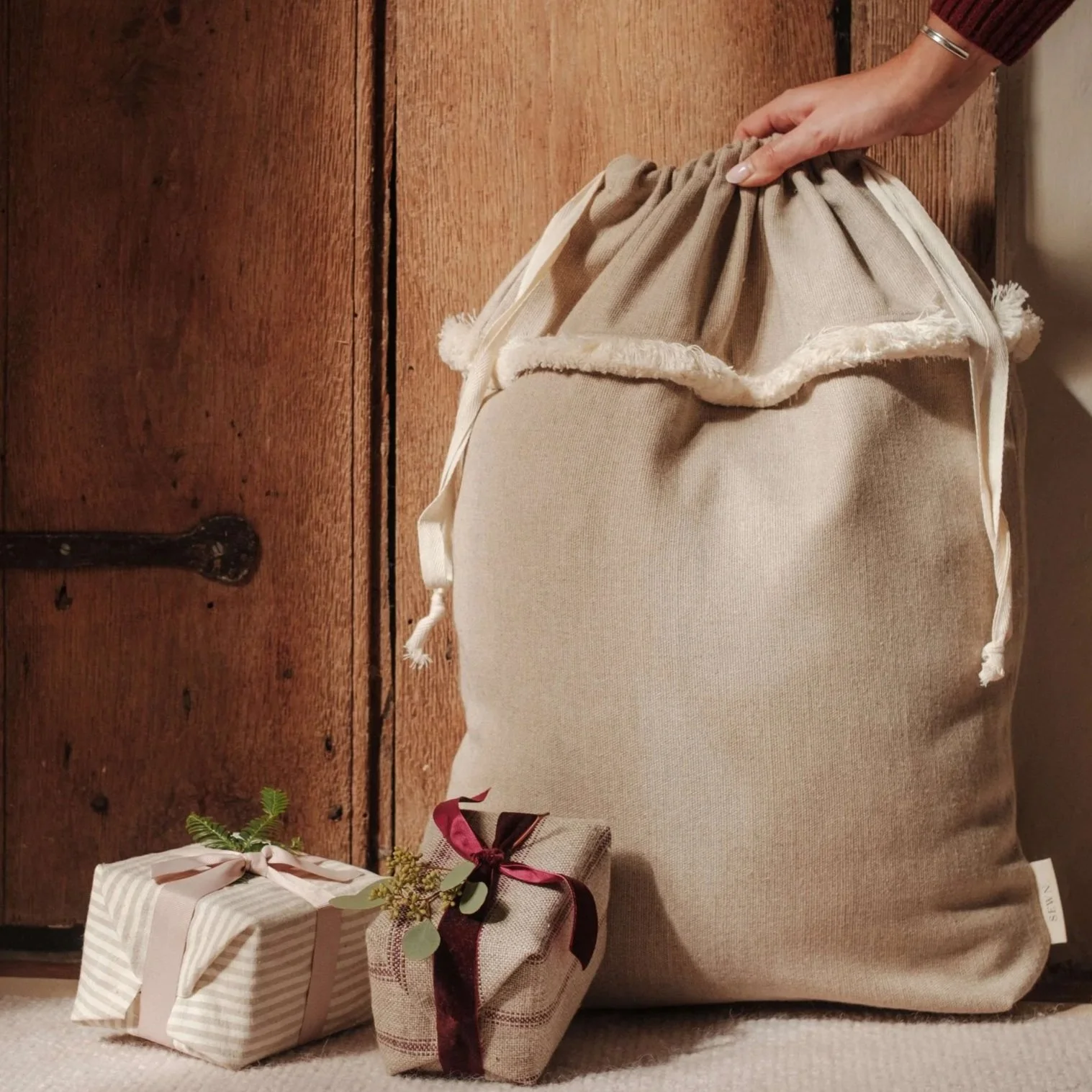tallulah-rustic-linen-sack-close.jpg