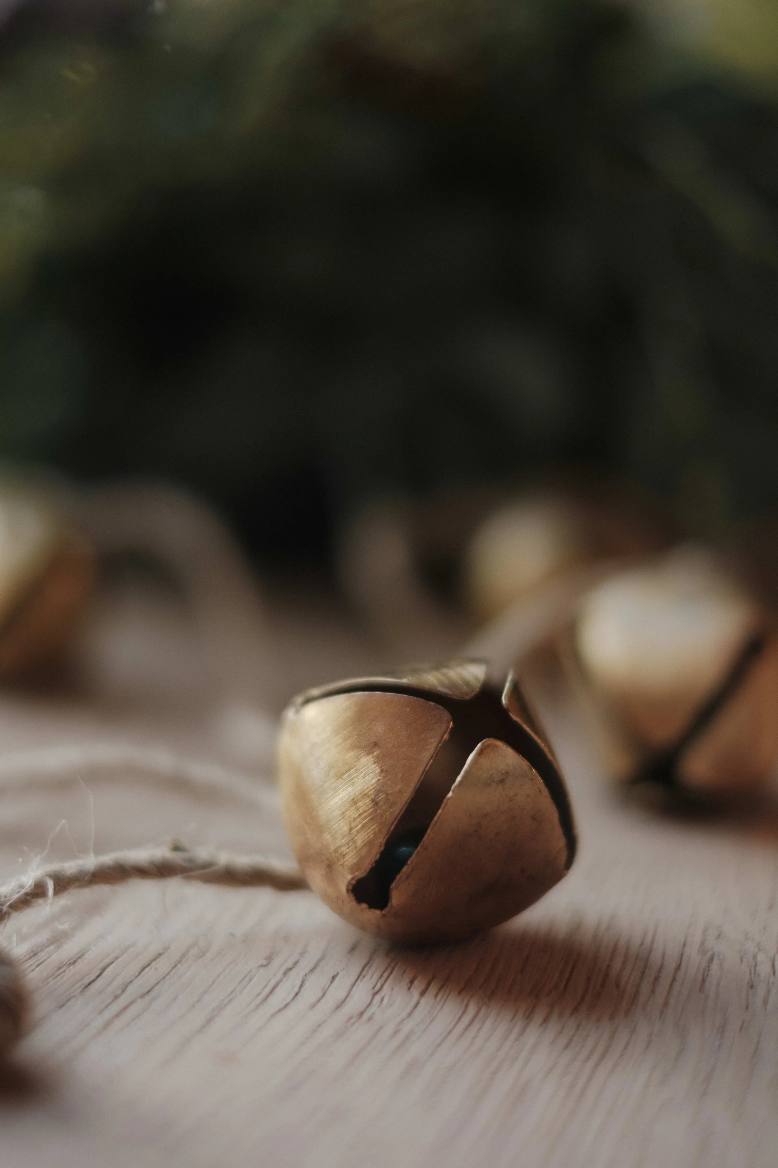 antique-brass-bell-garland-close.jpg